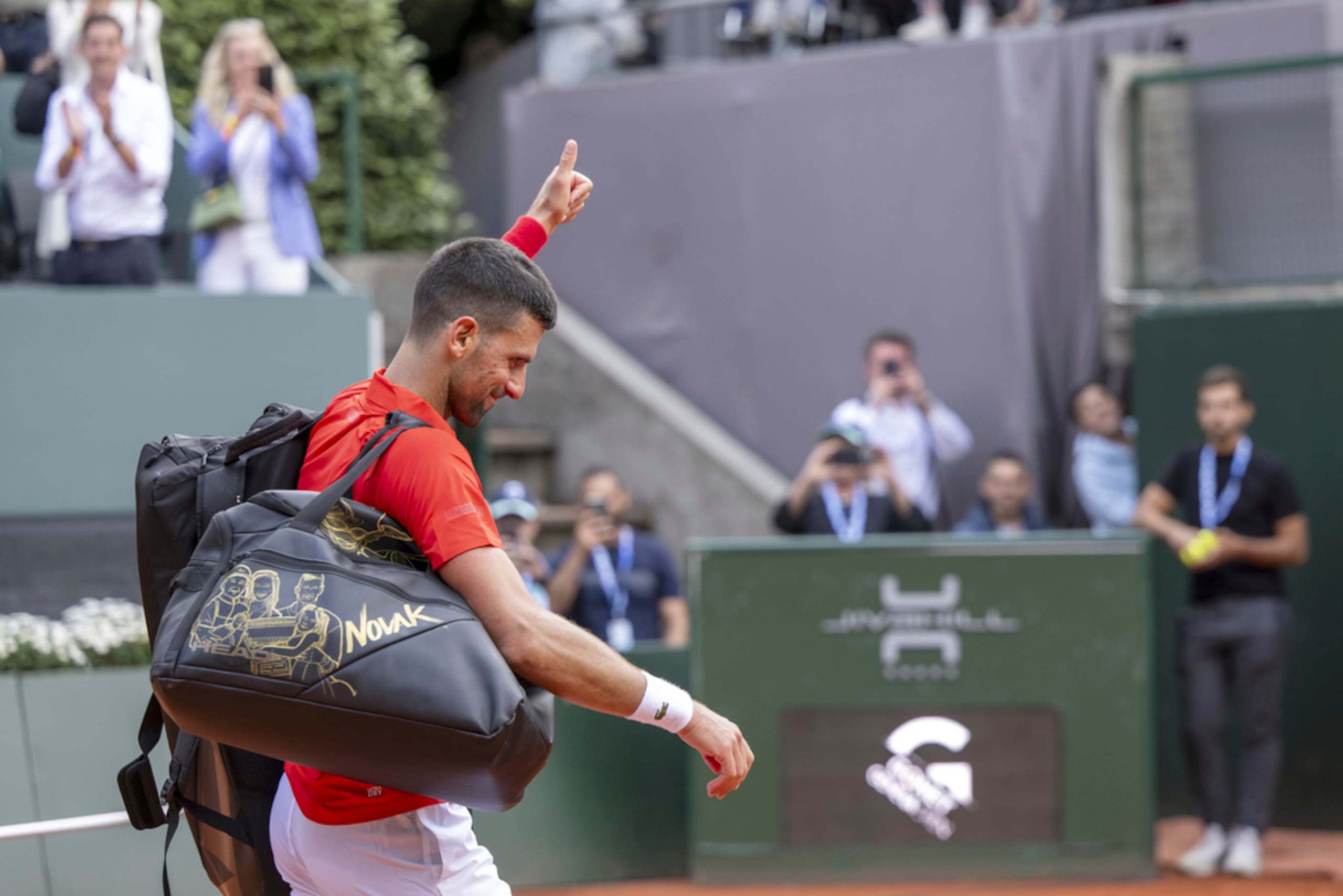 El serbio Novak Djokovic abandona la cancha tras perder la semifinal del Abierto de Ginebra ante el checo Tomas Machac.