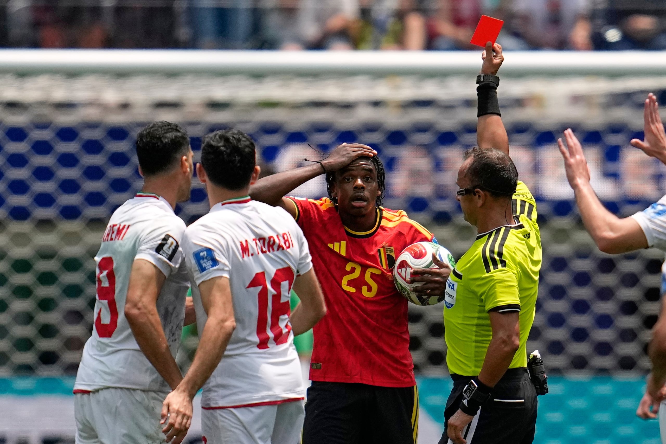 El árbitro Dario Herrera le muestra la tarjeta roja al belga Nathan Ngoy (25).