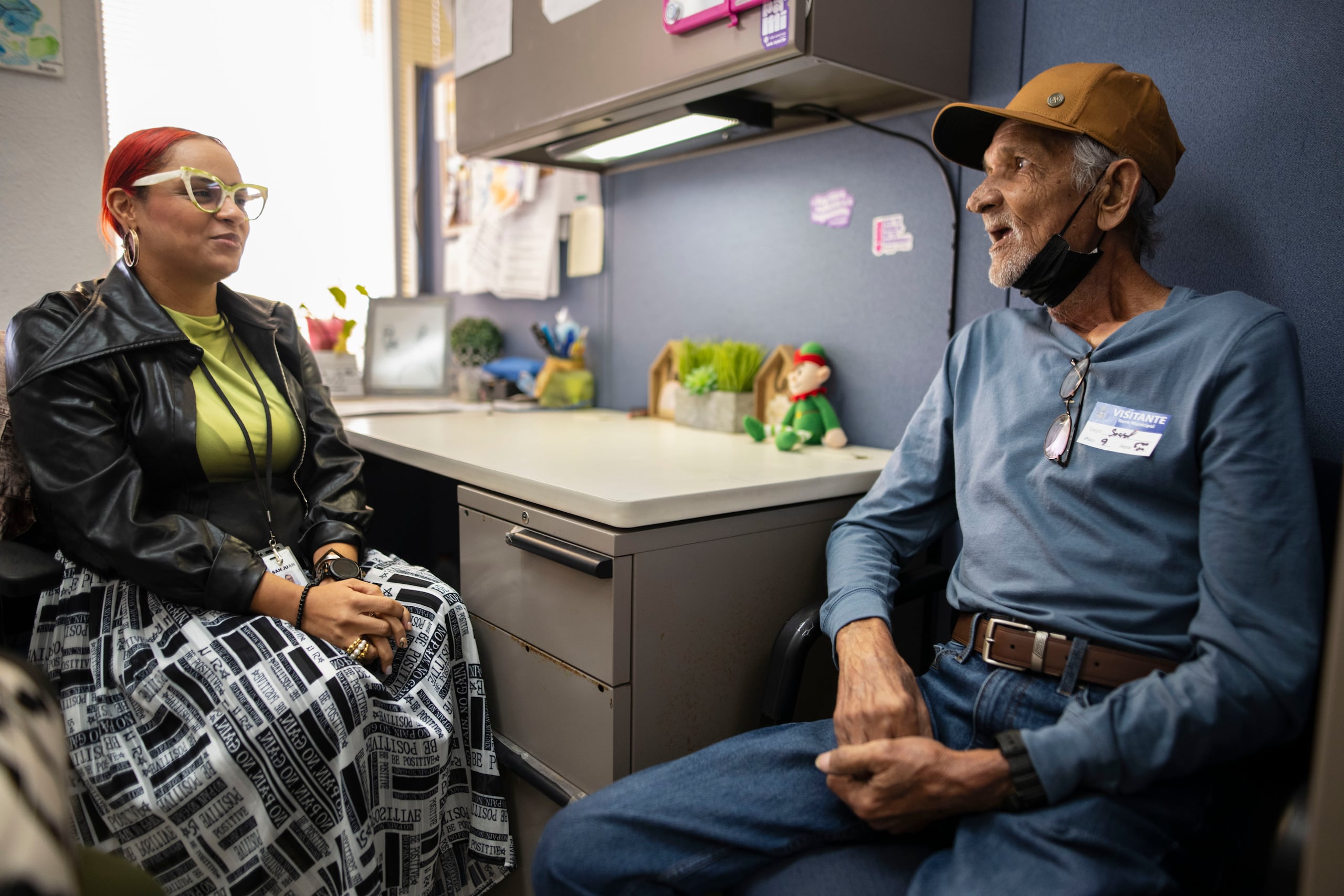 Don Arturo Figueroa es entrevistado por la trabajadora social Zuanetley Ayala Mojica.