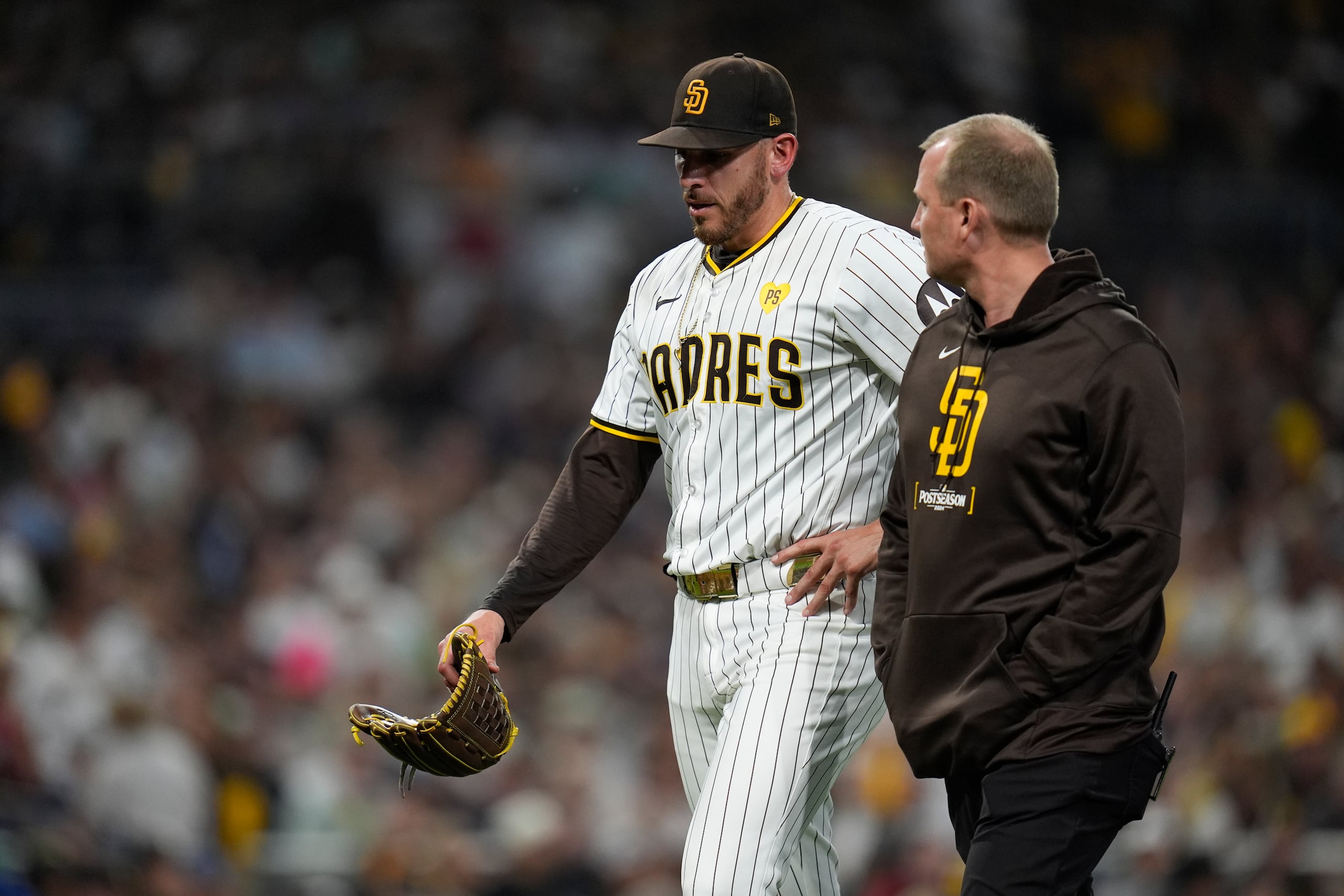 En esta foto del miércoles 2 de octubre del 2024, el abridor de los Padres de San Diego Joe Musgrove sale del encuentro en la cuarta entrada del segundo juego de la Serie de Comodín ante los Braves de Atlanta.