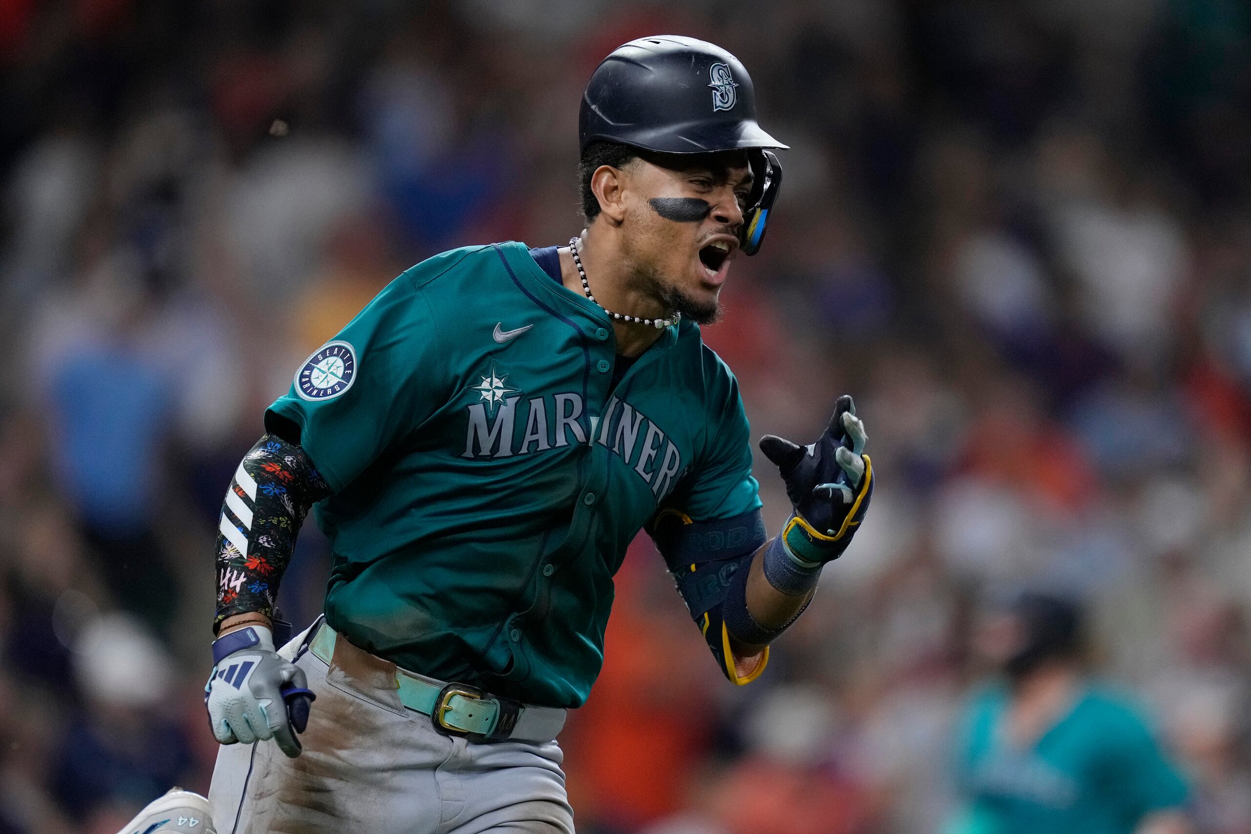Julio Rodríguez, de los Marineros de Seattle, celebra después de batear un sencillo productor durante la séptima entrada del juego de béisbol en contra de los Astros de Houston.