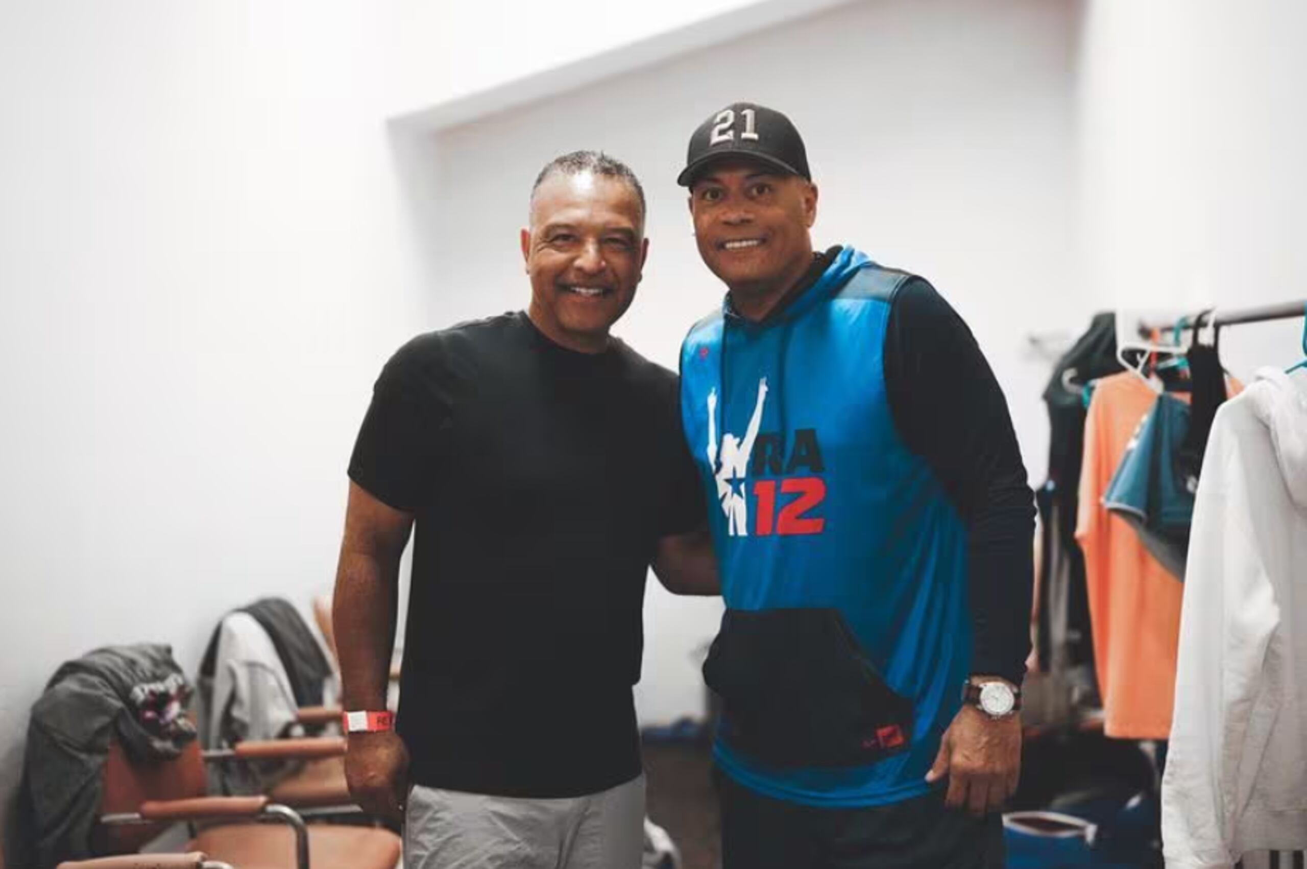 Dave Roberts visitó a Roberto Alomar en el estadio Francisco "Paquito" Montaner, de Ponce.