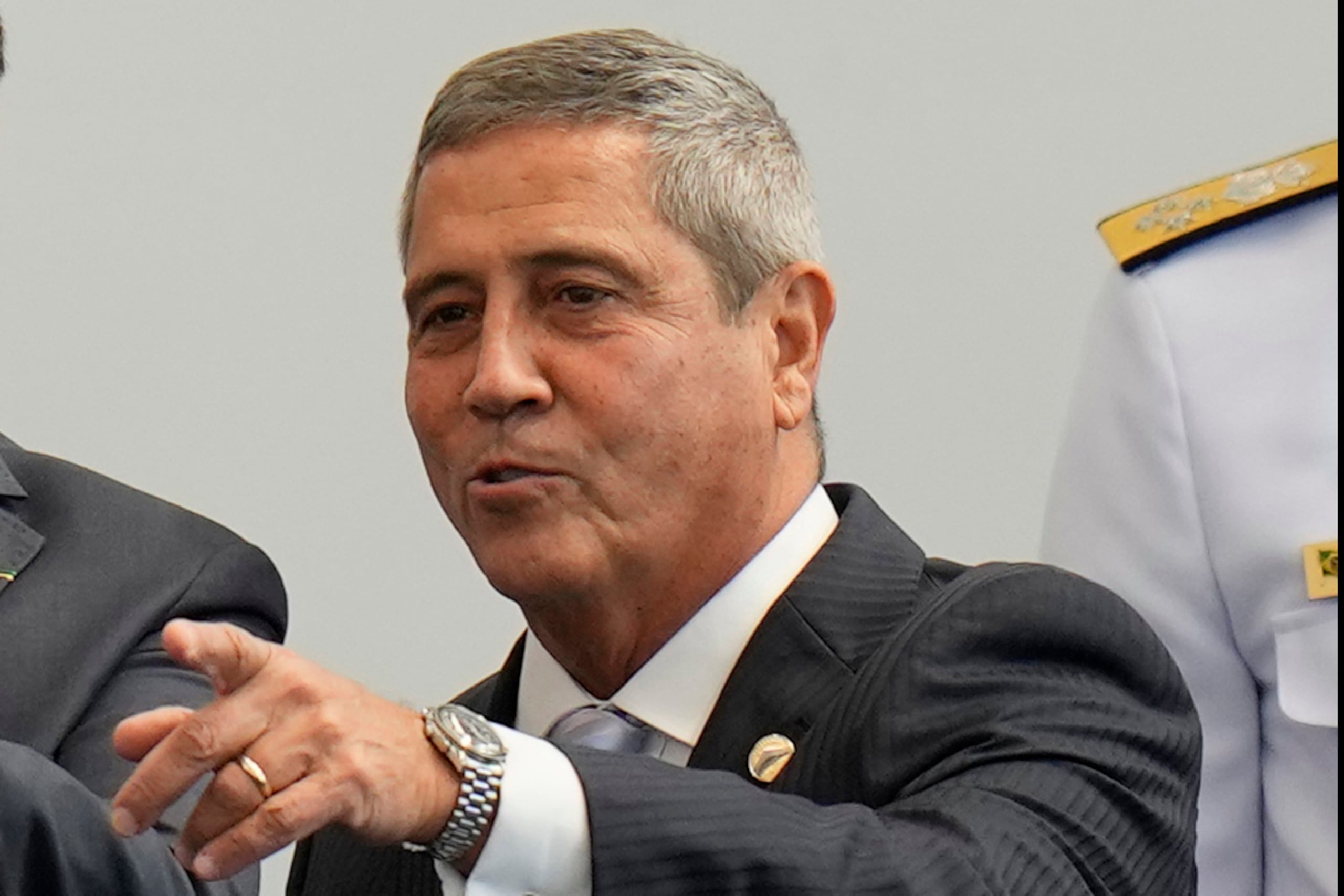 Braga Netto fue acusado formalmente en noviembre, junto con Bolsonaro y otras 35 personas, de tramar un golpe de Estado para mantener a Bolsonaro en el cargo tras su fallida campaña de reelección en 2022.