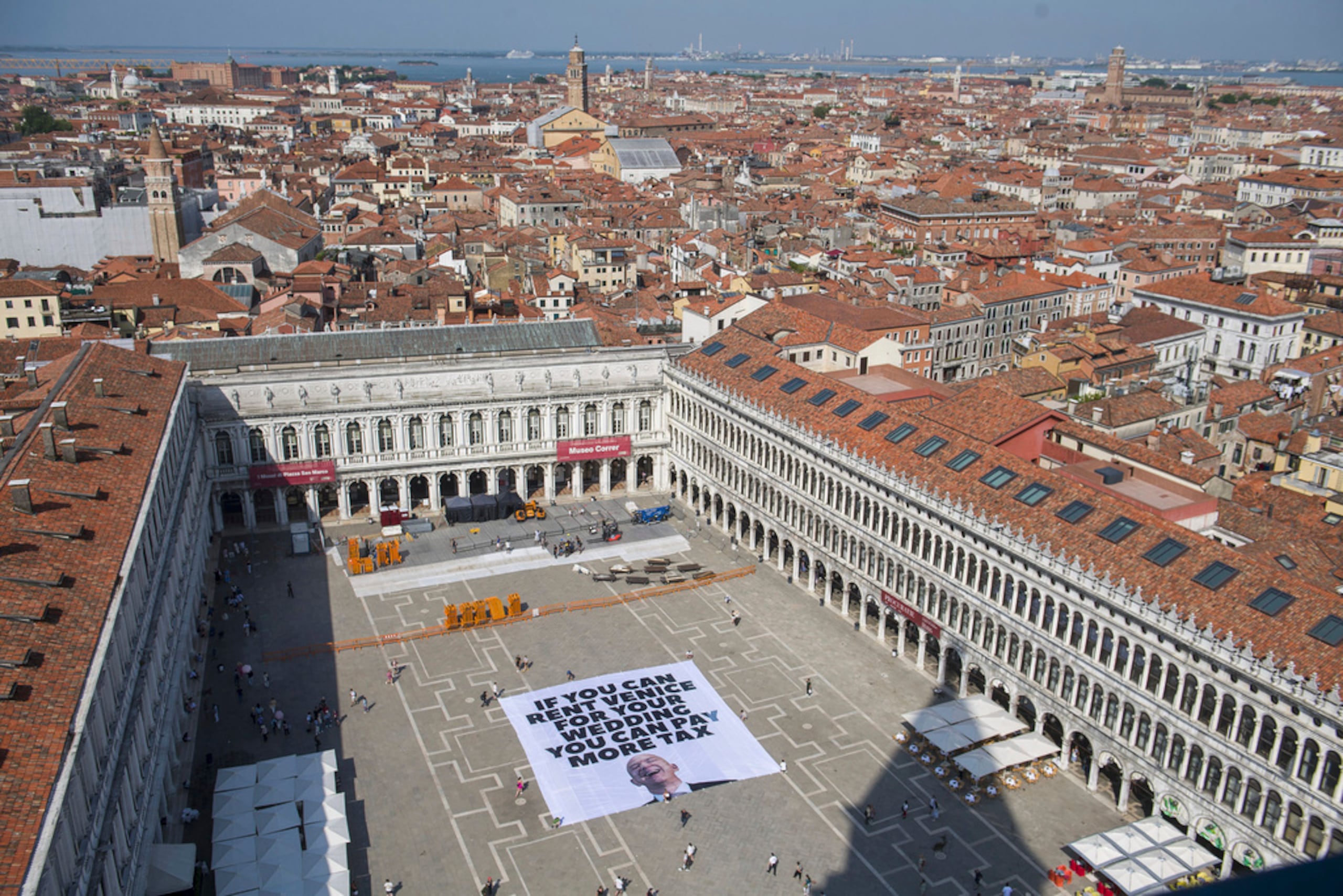 Foto difundida por Greenpeace que muestra un cartel en contra de Jeff Bezos en la Plaza San Marcos en Venecia, Italia, el 23 de junio del 2025.