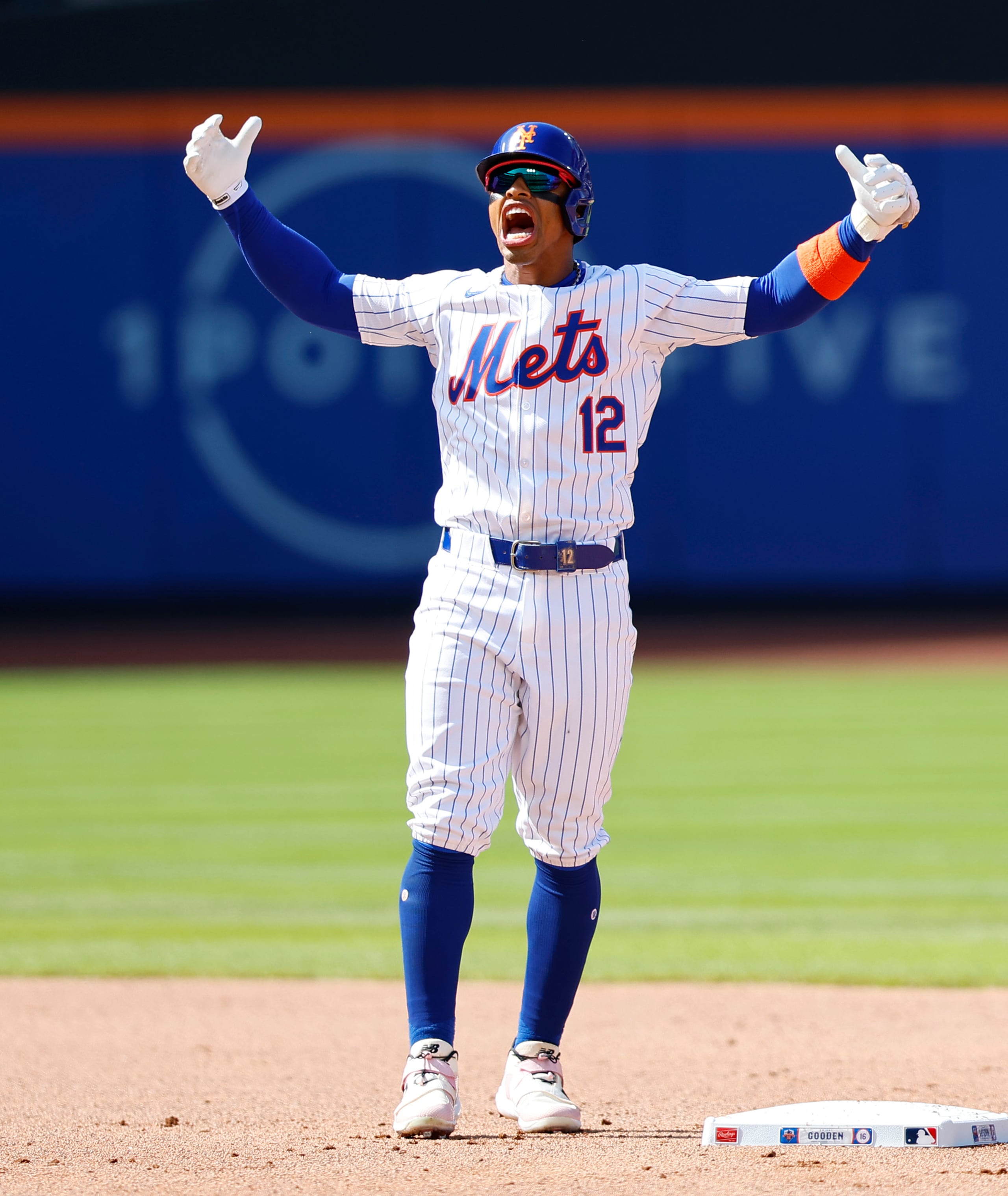 Francisco Lindor reacciona luego de batear un doble en la cuarta entrada.