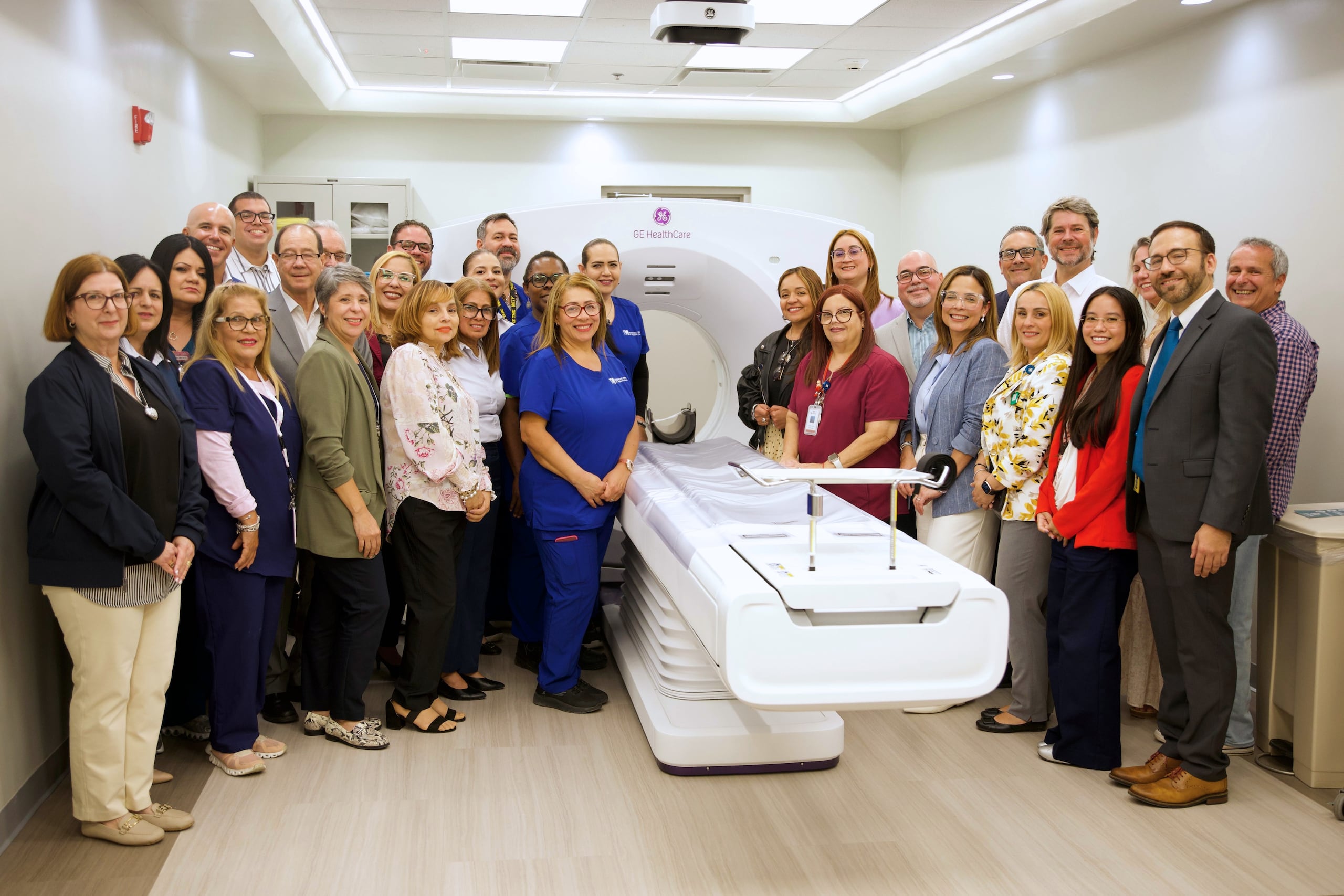 Parte del equipo del Hospital UPR Dr. Federico Trilla durante la inauguración de la nueva unidad CT GE Ascend, única en Puerto Rico.