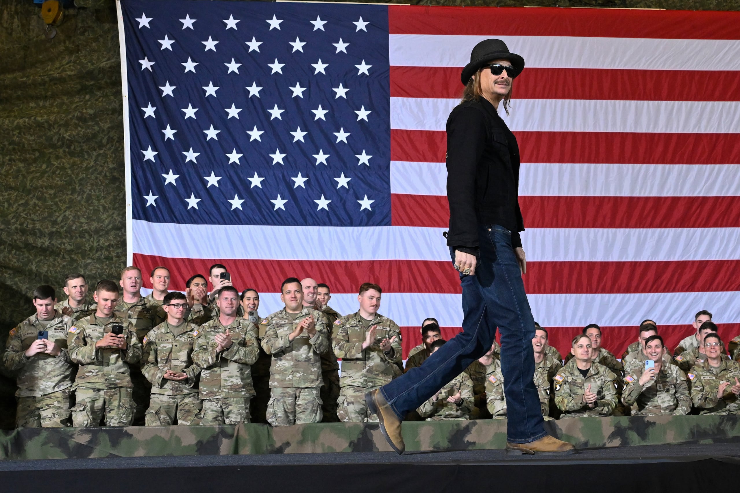 El cantante Kid Rock camina por el escenario para presentar al vicepresidente JD Vance, el 26 de noviembre de 2025, en Fort Campbell, Kentucky. (AP Foto/John Amis, Archivo)