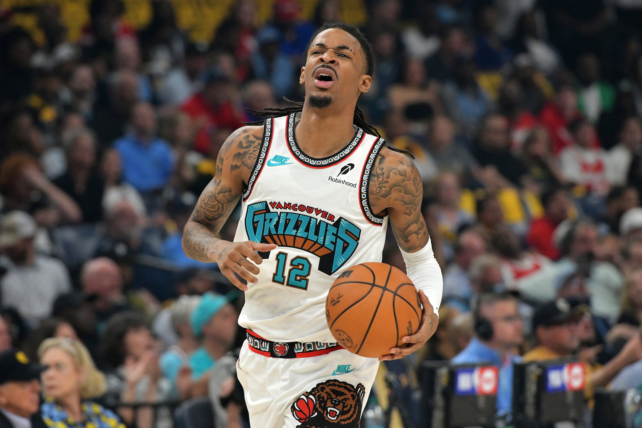 Ja Morant, de los Grizzlies de Memphis, durante el tercer juego de la serie de primera ronda de los playoffs contra el Thunder de Oklahoma.