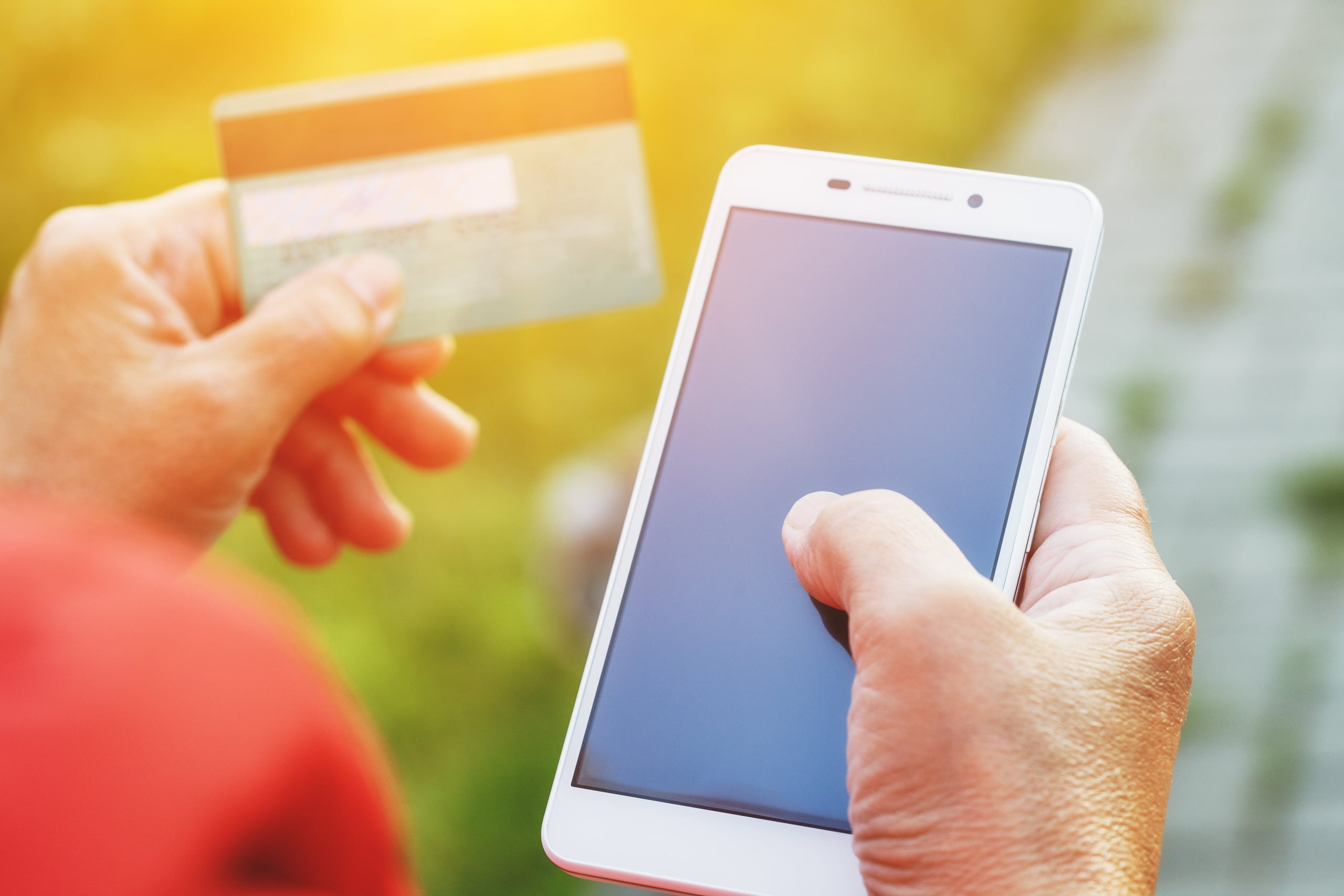 La octogenaria le dio su información personal por teléfono.