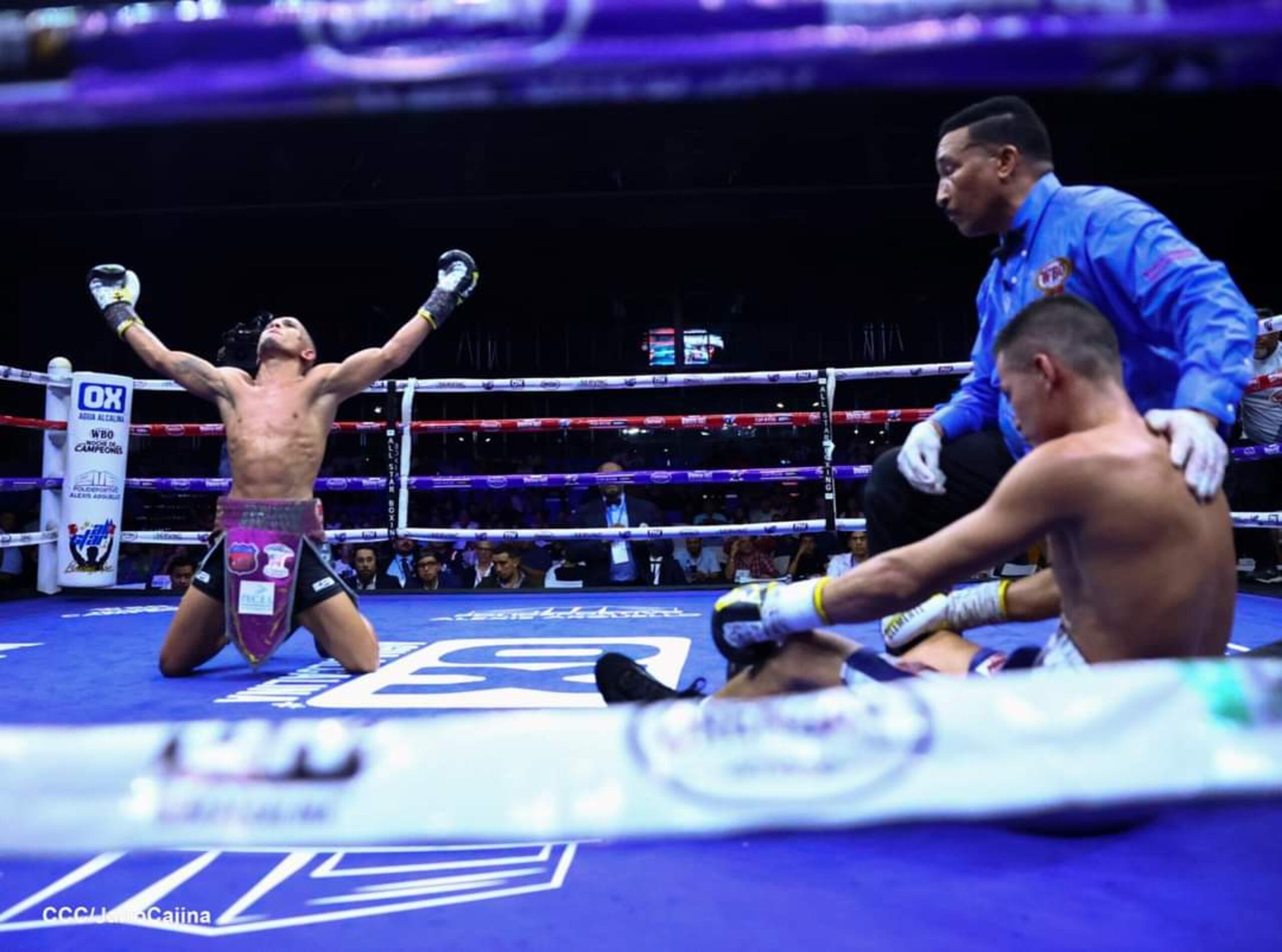 René Santiago celebra cuando Kevin Vivas le informó el referí que no le interesaba continuar la pelea.