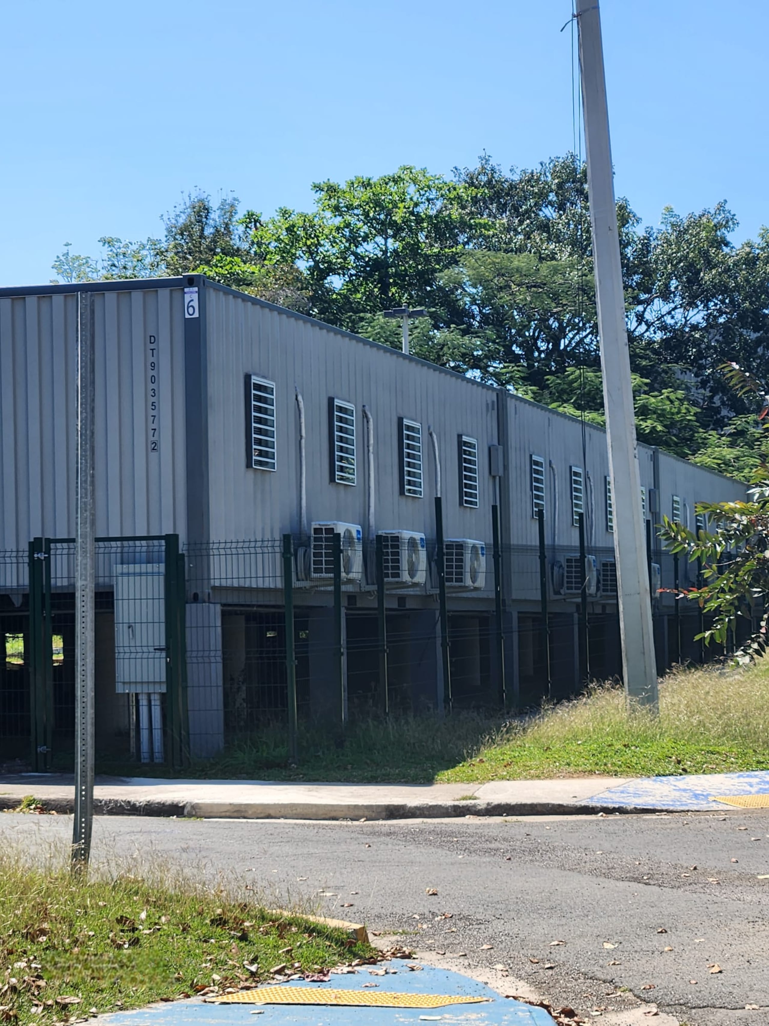 Un residente cuestionó la construcción de nuevos para los estudiantes "cuando esas escuelas, con un mínimo quizás de reparación, podrían estar abiertas".