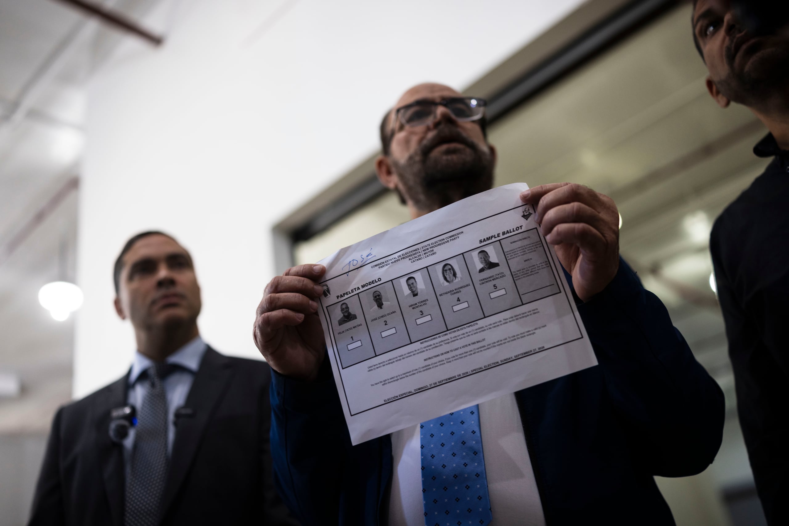 El Comisionado Electoral del Partido Nuevo Progresista (PNP), Aníbal Vega Borges, muestra la papeleta que se usará en la elección especial. FOTO POR: Xavier Araújo / GFR Media / Araujo