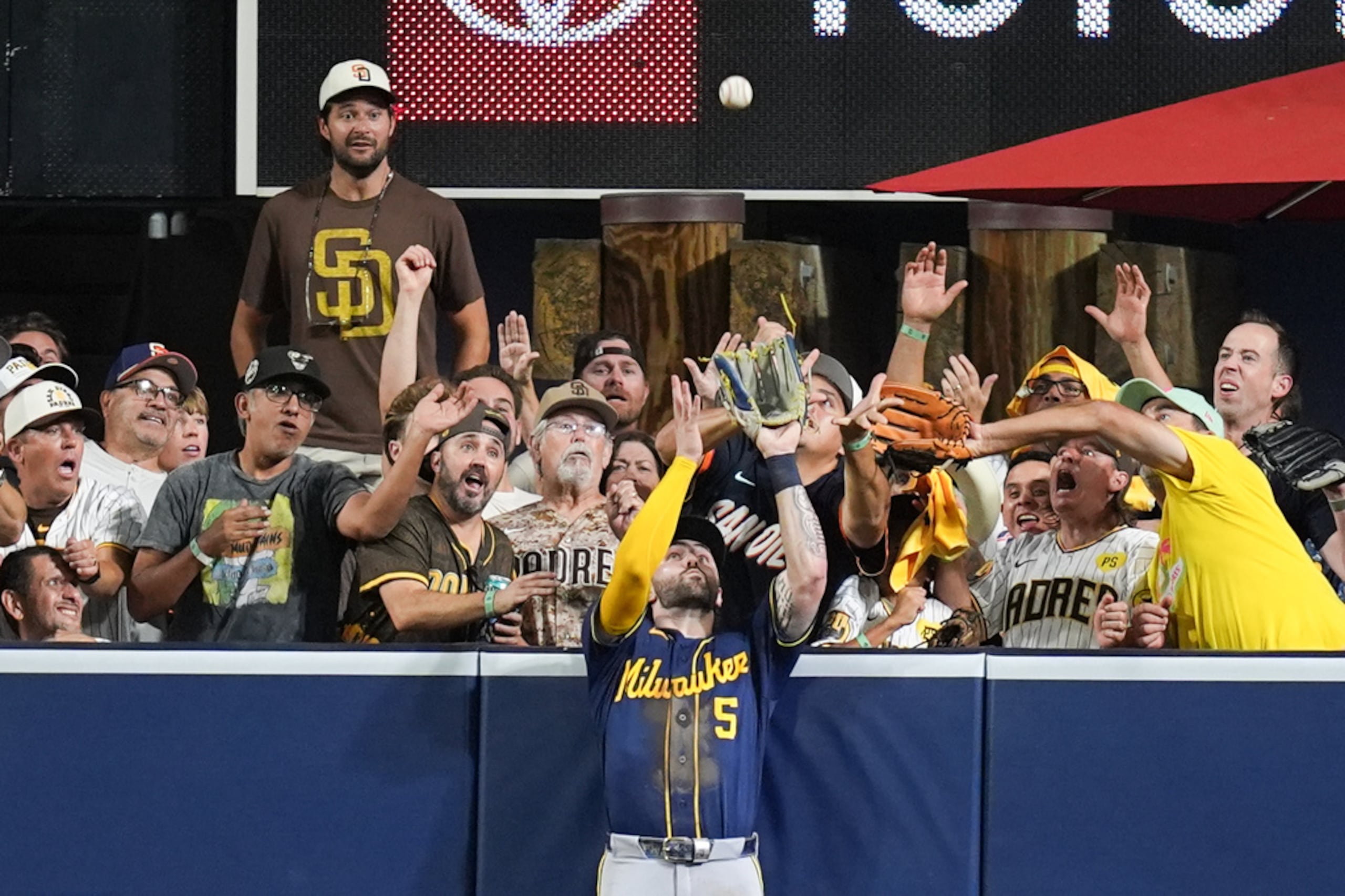 Garrett Mitchell, jardinero central de los Cerveceros de Milwaukee, atrapa una pelota bateada por Manny Machado, de los Padres de San Diego, durante la octava entrada del Juego 4 de la Serie Divisional de la Liga Nacional.