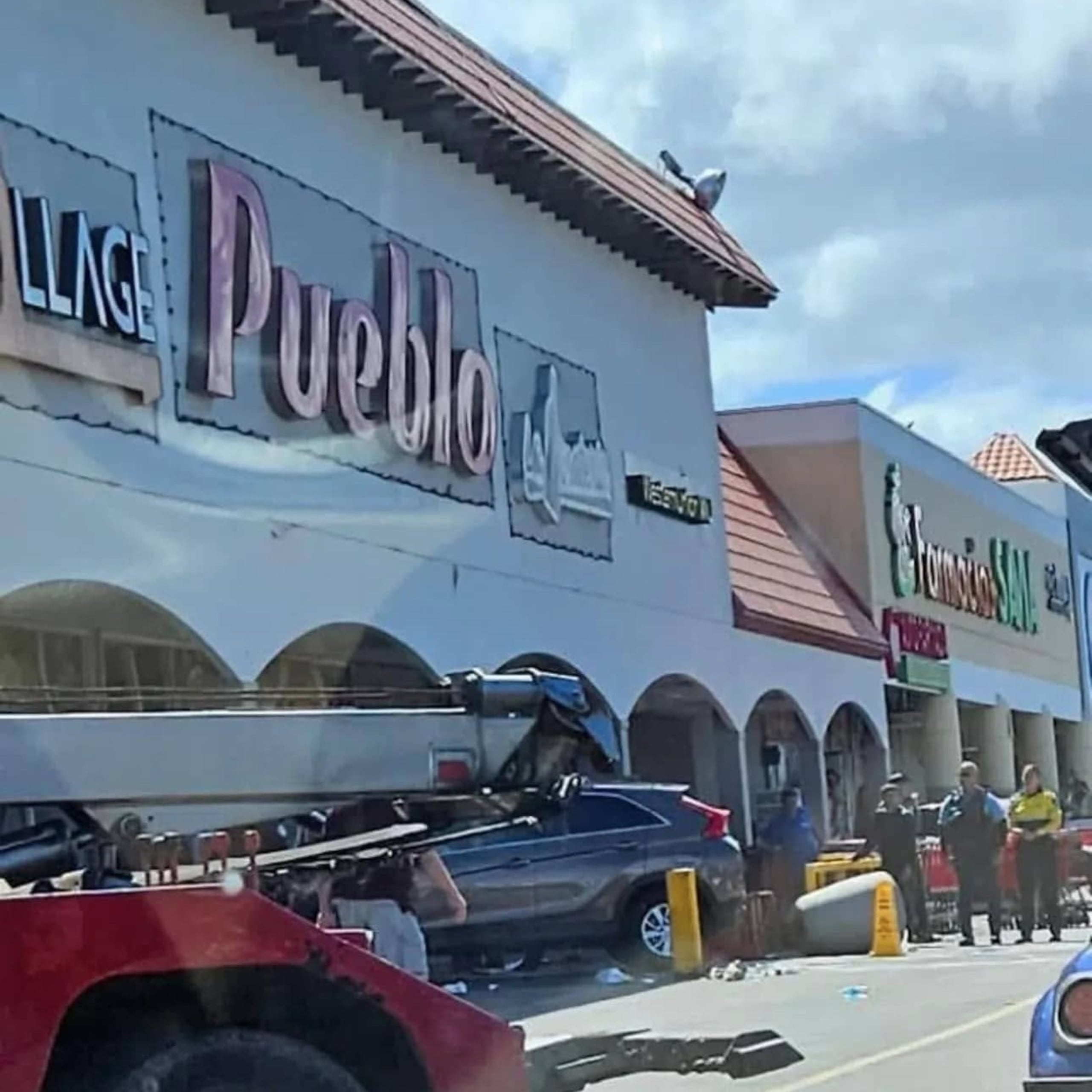 La conductora resultó con heridas de carácter leve que requirieron atención médica, por lo que fue trasladada a un hospital.