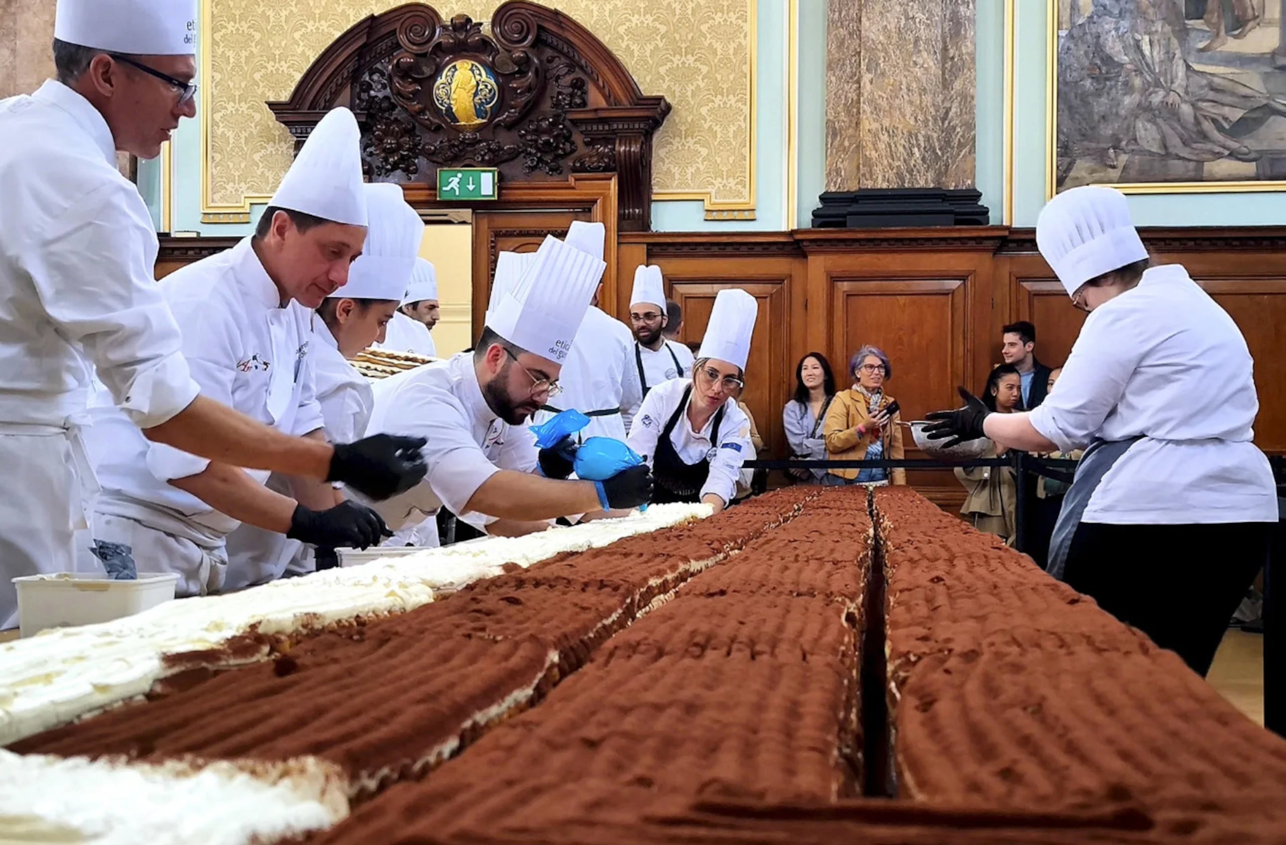El pastel fue elaborado por más de 100 pasteleros y voluntarios.