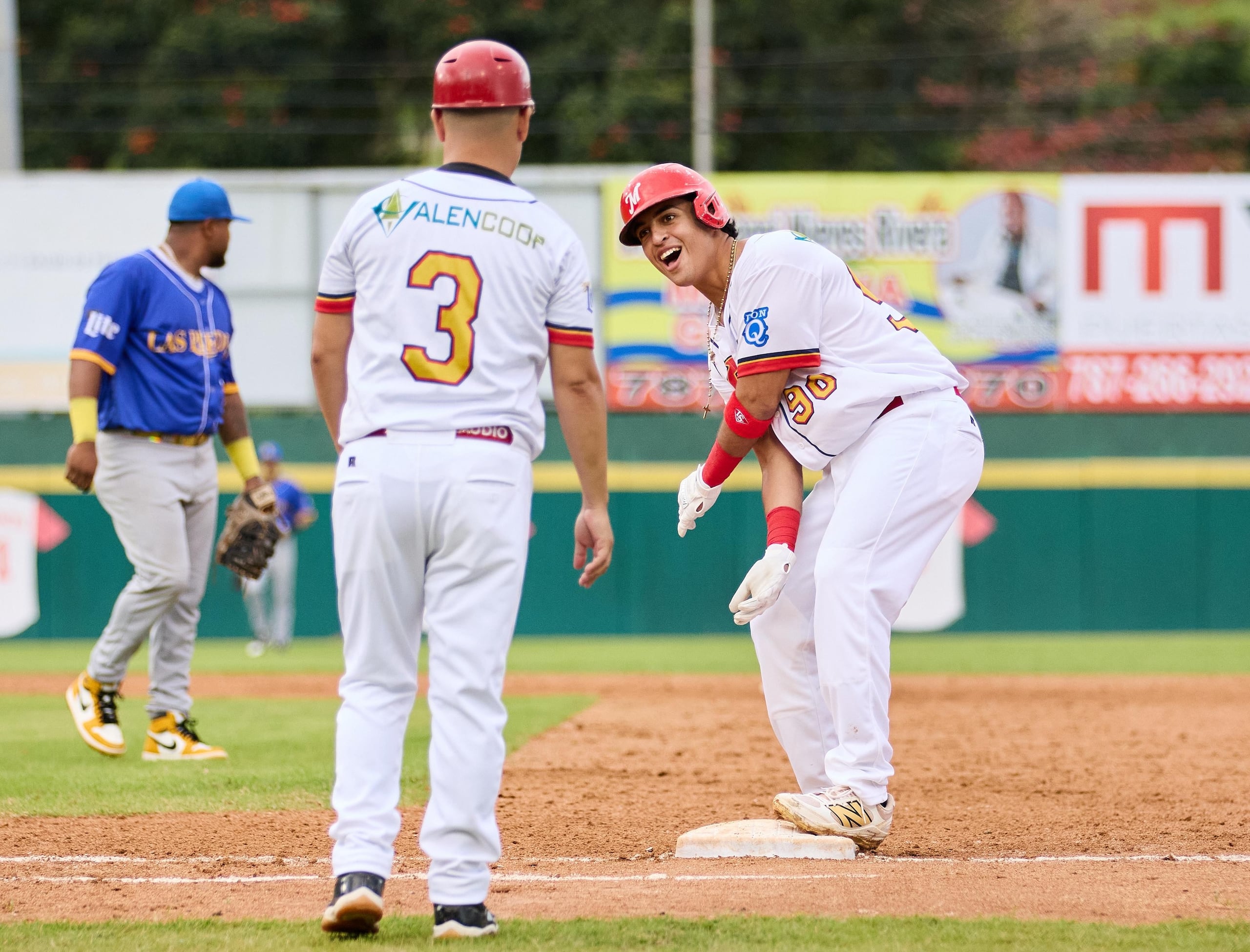 Los Mulos de Juncos exponen el cetro nacional.