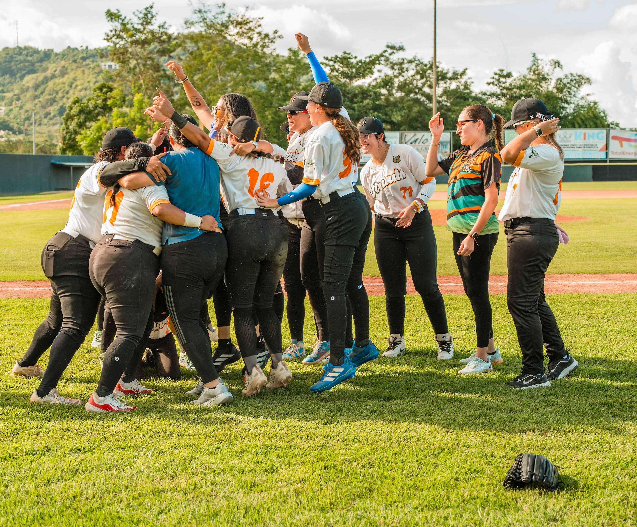 Las campeonas defensoras Montañesas de Utuado (en la foto) se medirán a las Artesanas de Las Piedras el sábado.