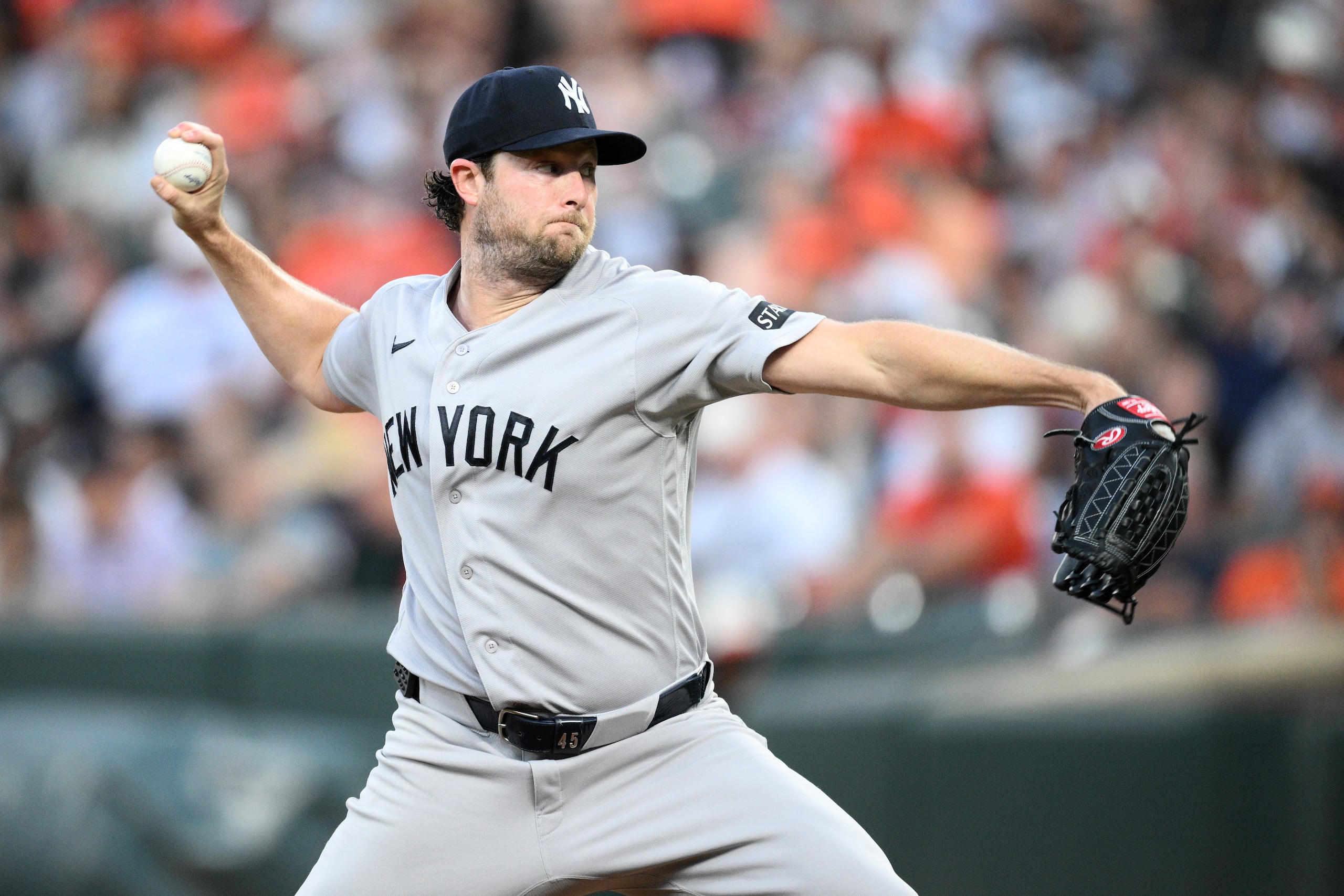 Gerritt Cole, de los Yankees de Nueva York, hace un pitcheo en el encuentro ante los Orioles de Baltimore.
