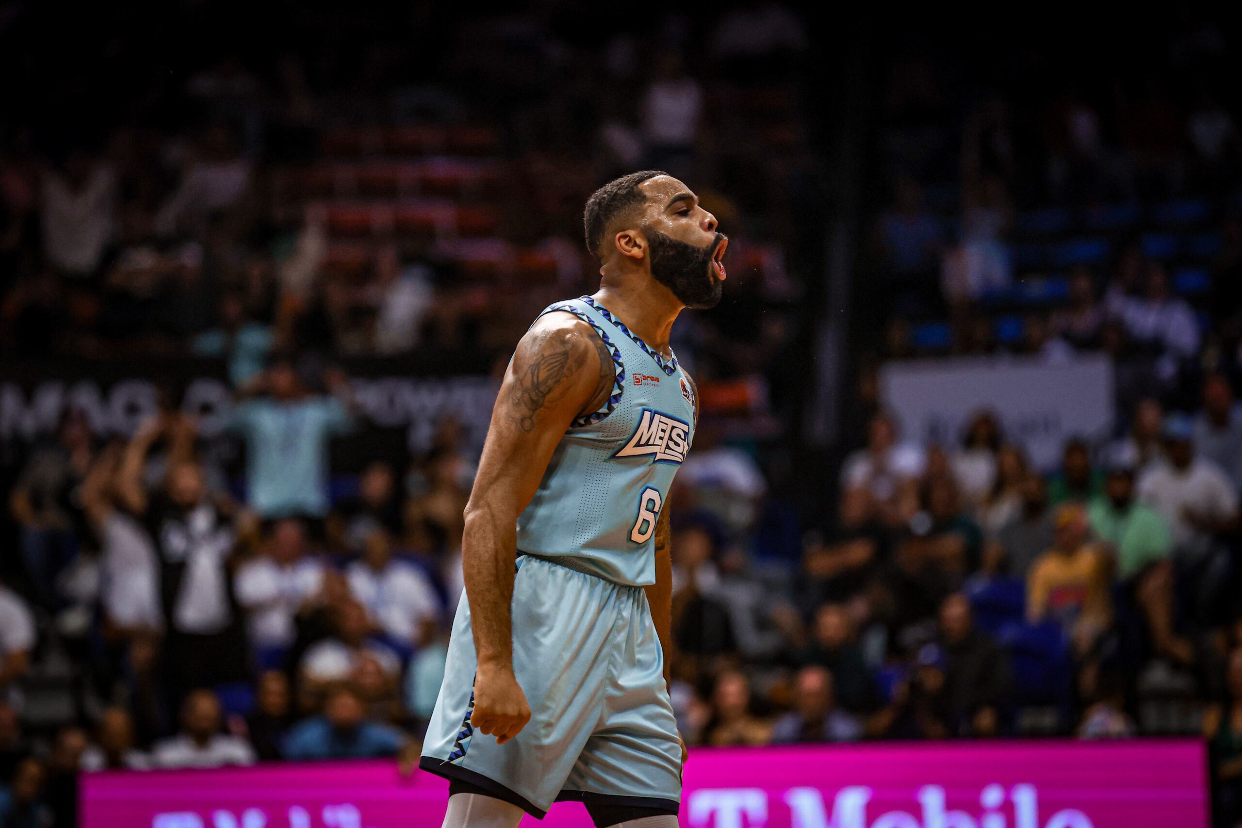 El escolta de los Mets de Guaynabo, Jaysean Paige, celebra un triple.