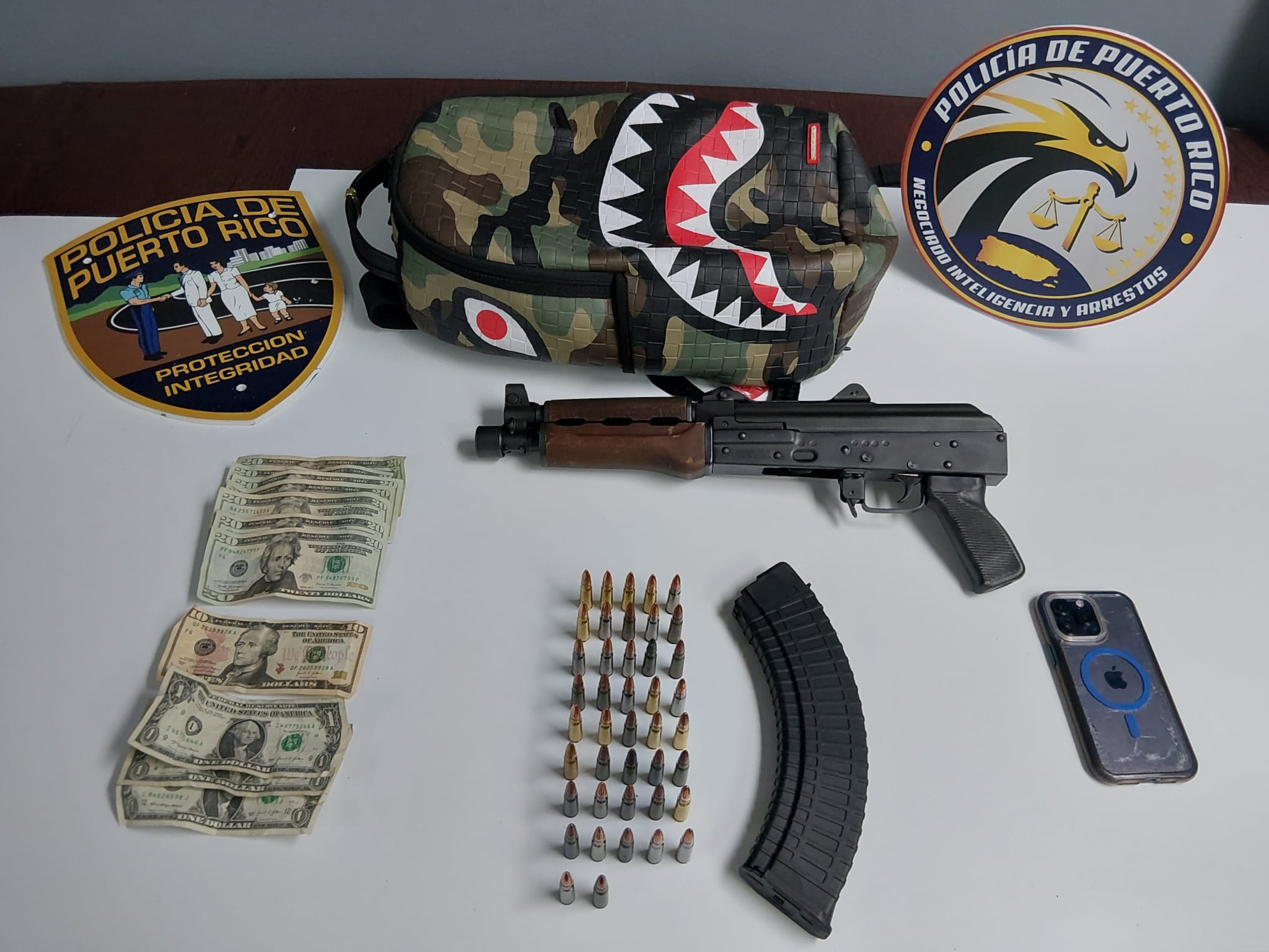 Una imagen suministrada por la Policía sobre lo que presuntamente se le ocupó a Eduardo Escribano López, conocido como “Chal 777”.