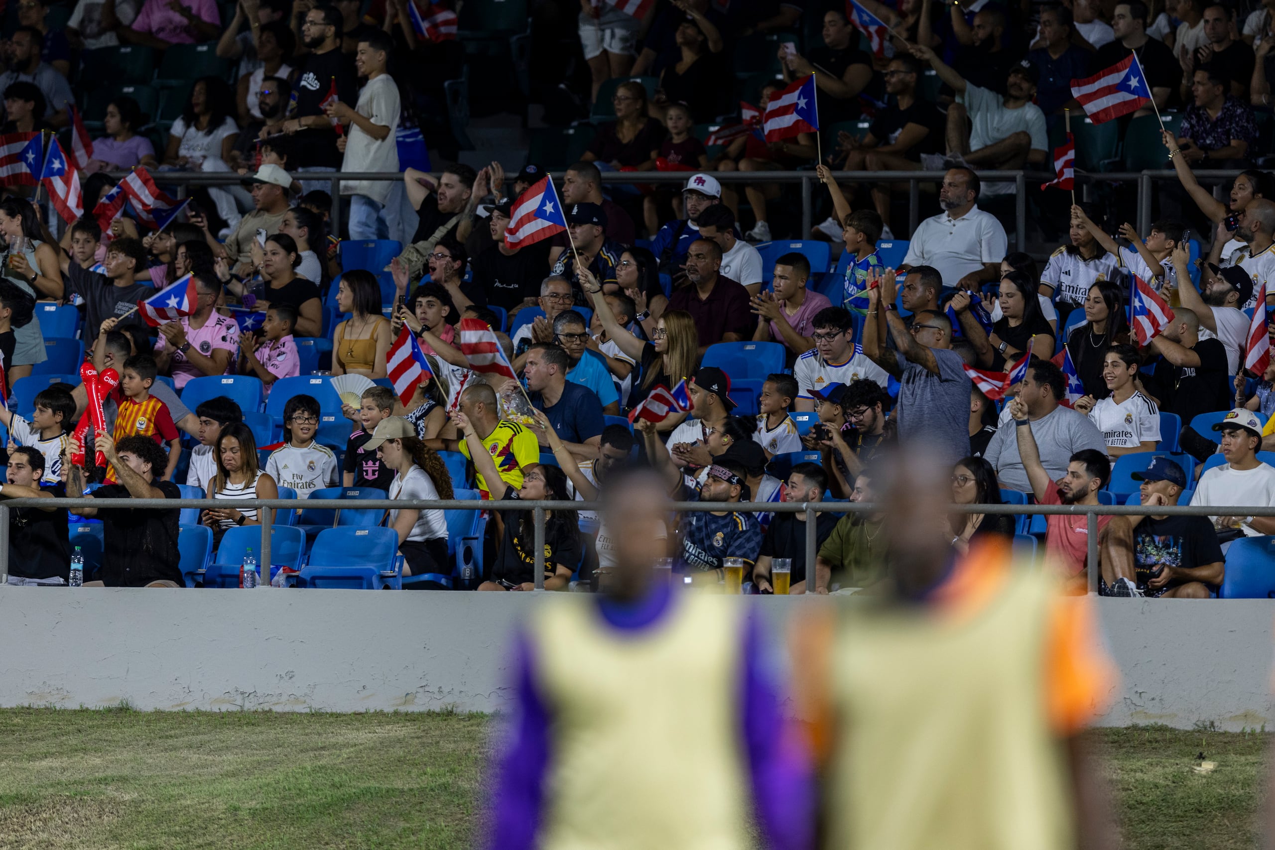 La afición boricual alentando a la Selección Nacional durante el juego frente a Anguila en el Estadio Juan Ramón Loubriel, en Bayamón.