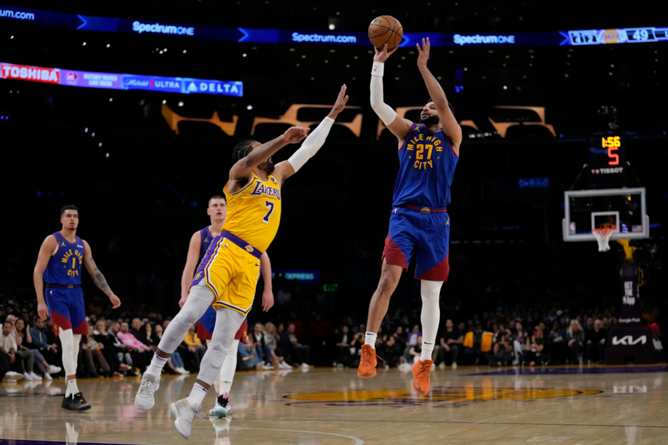 Jamal Murray lanza el balón frente a Gabe Vincent.