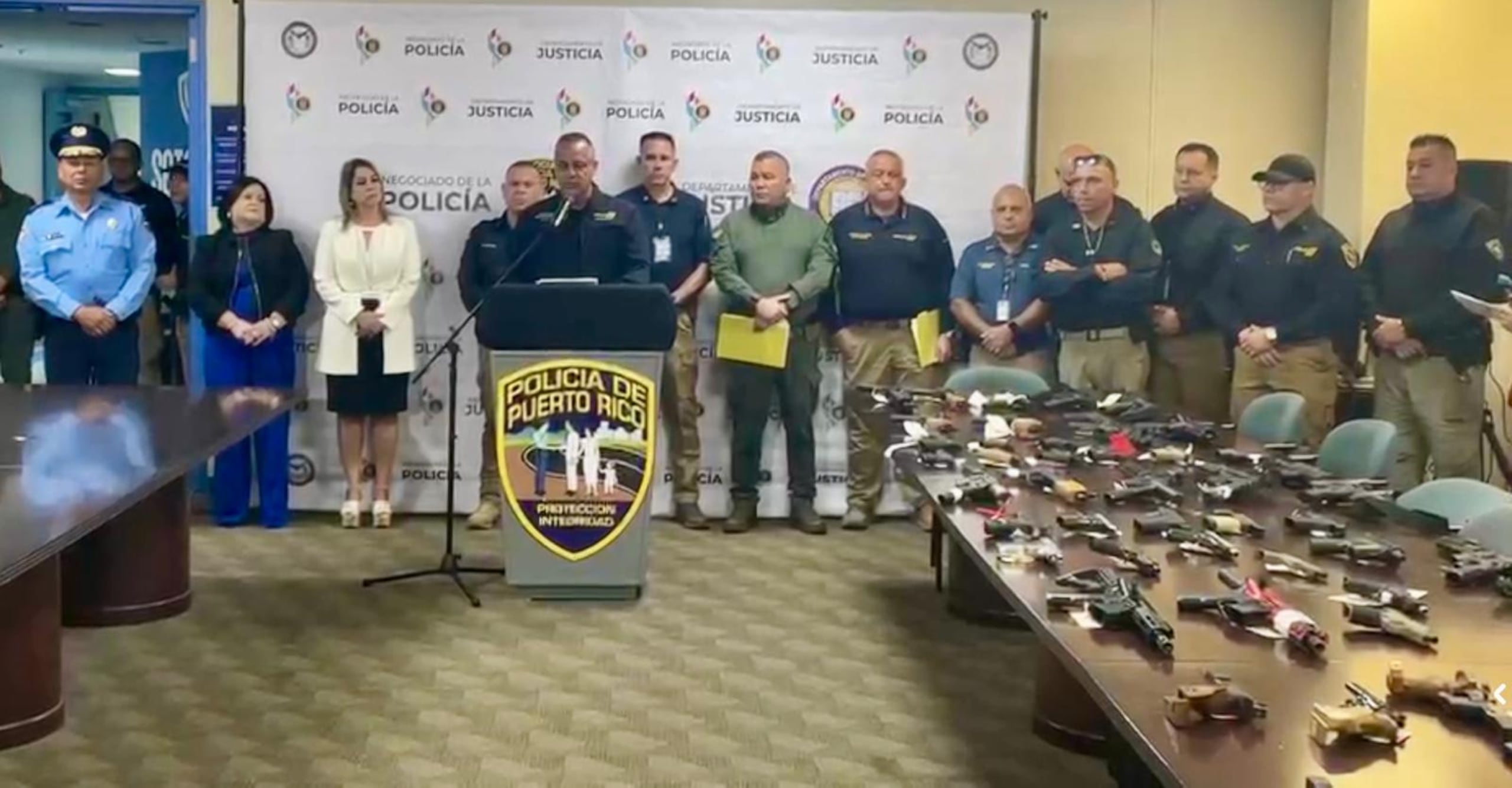 El Negociado de la Policía intervino con cinco organizaciones criminales, de la zona metropolitana, Isabela, Guayanilla, Yauco y Ponce, así como vendedores de armas ilegales y sustancias controladas, durante el operativo denominado “Alto Perfil Zona Sur".
