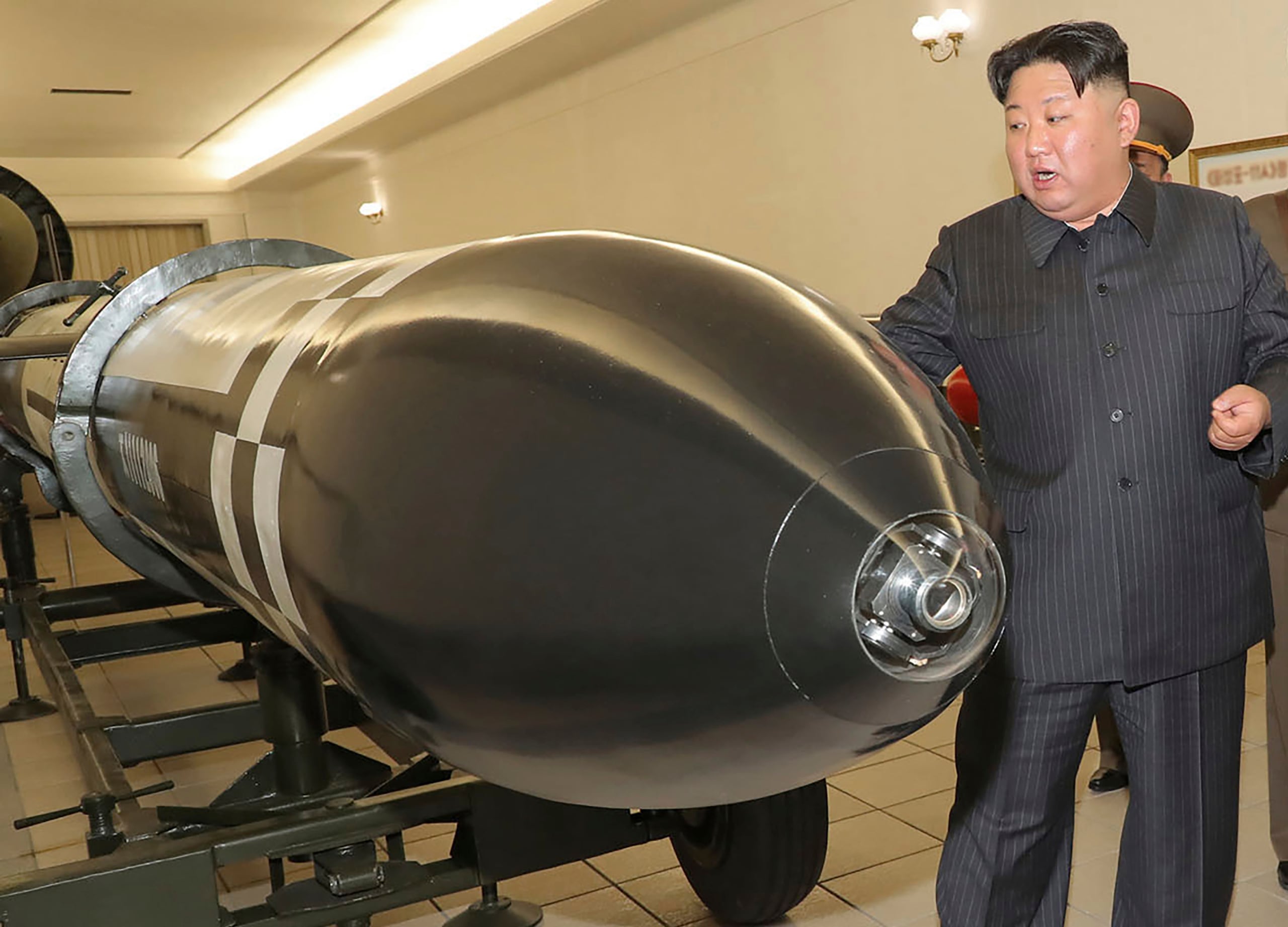 En esta imagen difundida el martes 28 de marzo de 2023 por el gobierno norcoreano, el mandatario de Corea del Norte, Kim Jong-un, visita una sala en la que se exhiben lo que parecen ser varios tipos de ojivas diseñadas para ser instaladas en misiles o lanzacohetes.