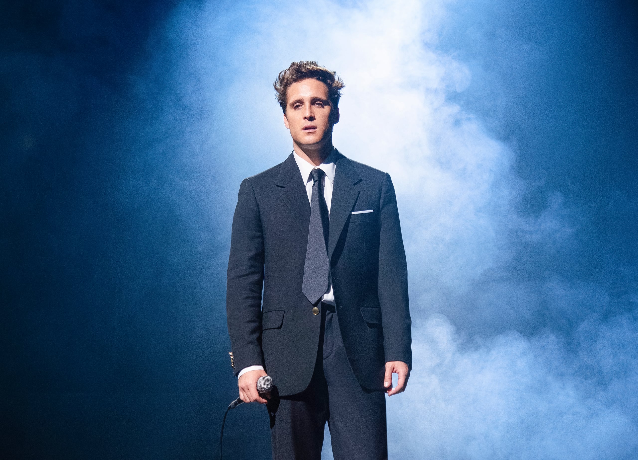 En esta imagen proporcionada por Netflix Diego Boneta en una escena de "Luis Miguel, La serie".