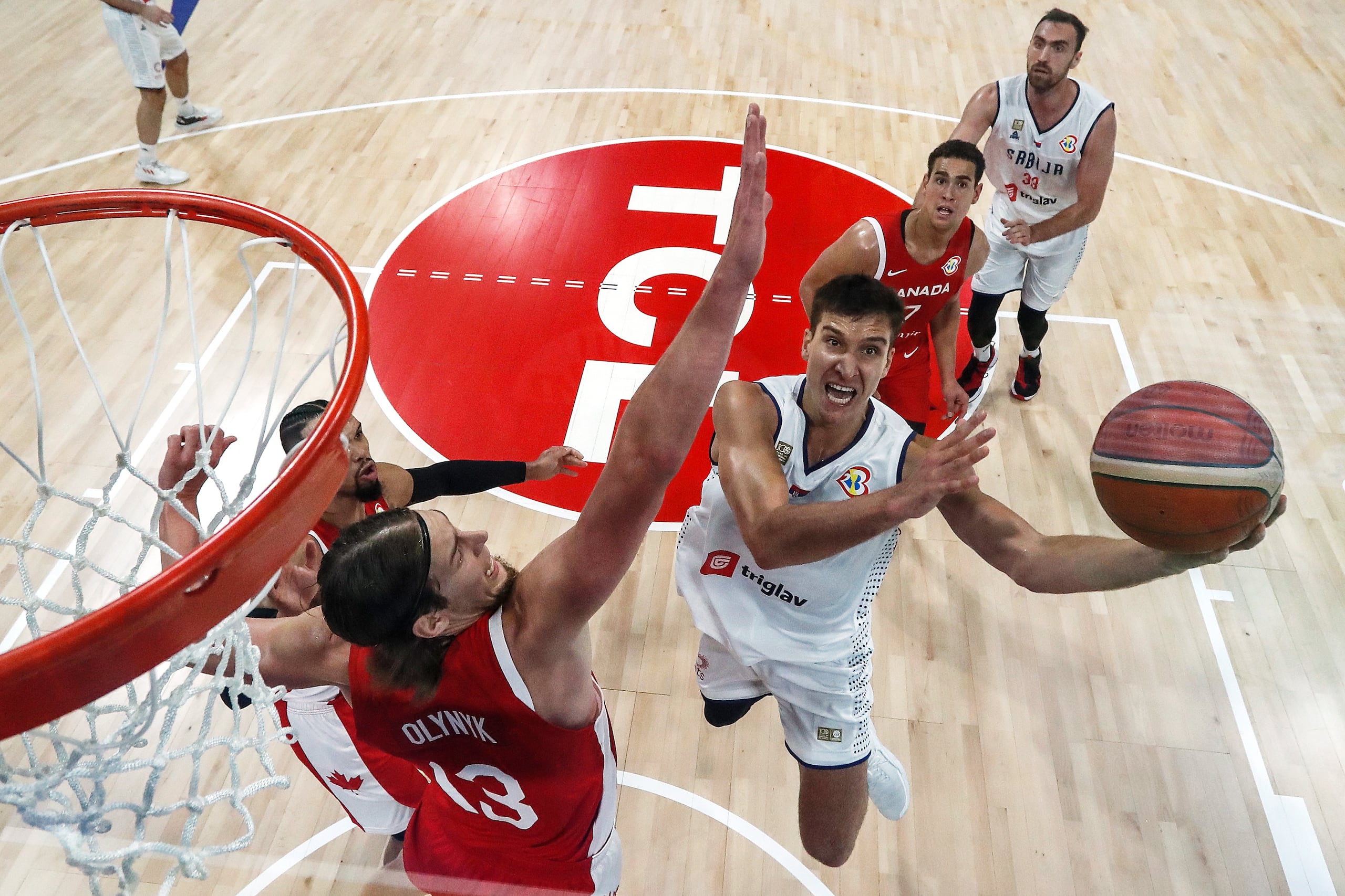 El serbio Bogdan Bogdanovic avanza hacia el canasto mientras lo defiende el canadiense Kelly Olynyk en el encuentro de semifinales de la Copa del Mundo de la FIBA.