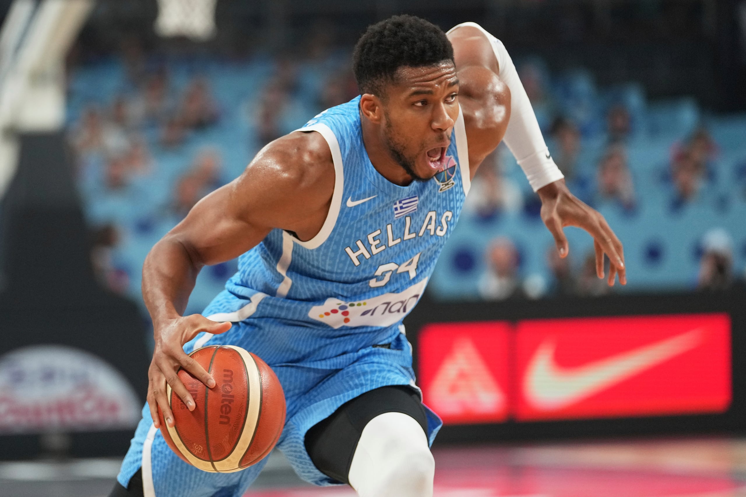 Giannis Antetokounmpo maneja el balón durante los cuartos de final del EuroBasket.