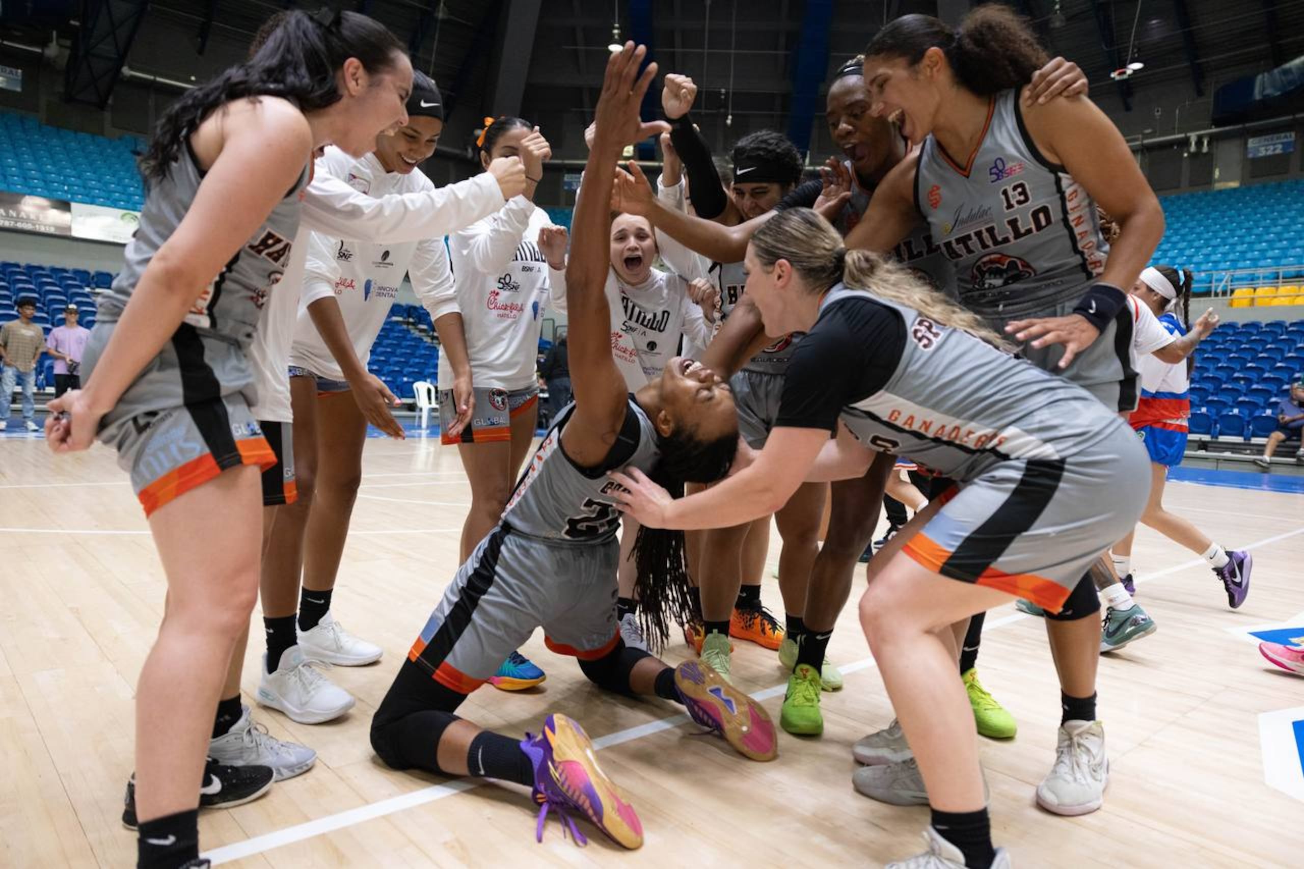 Las Ganaderas de Hatillo celebran su pase a la semifinal del BSNF tras eliminar a las Atenienses de Manatí.