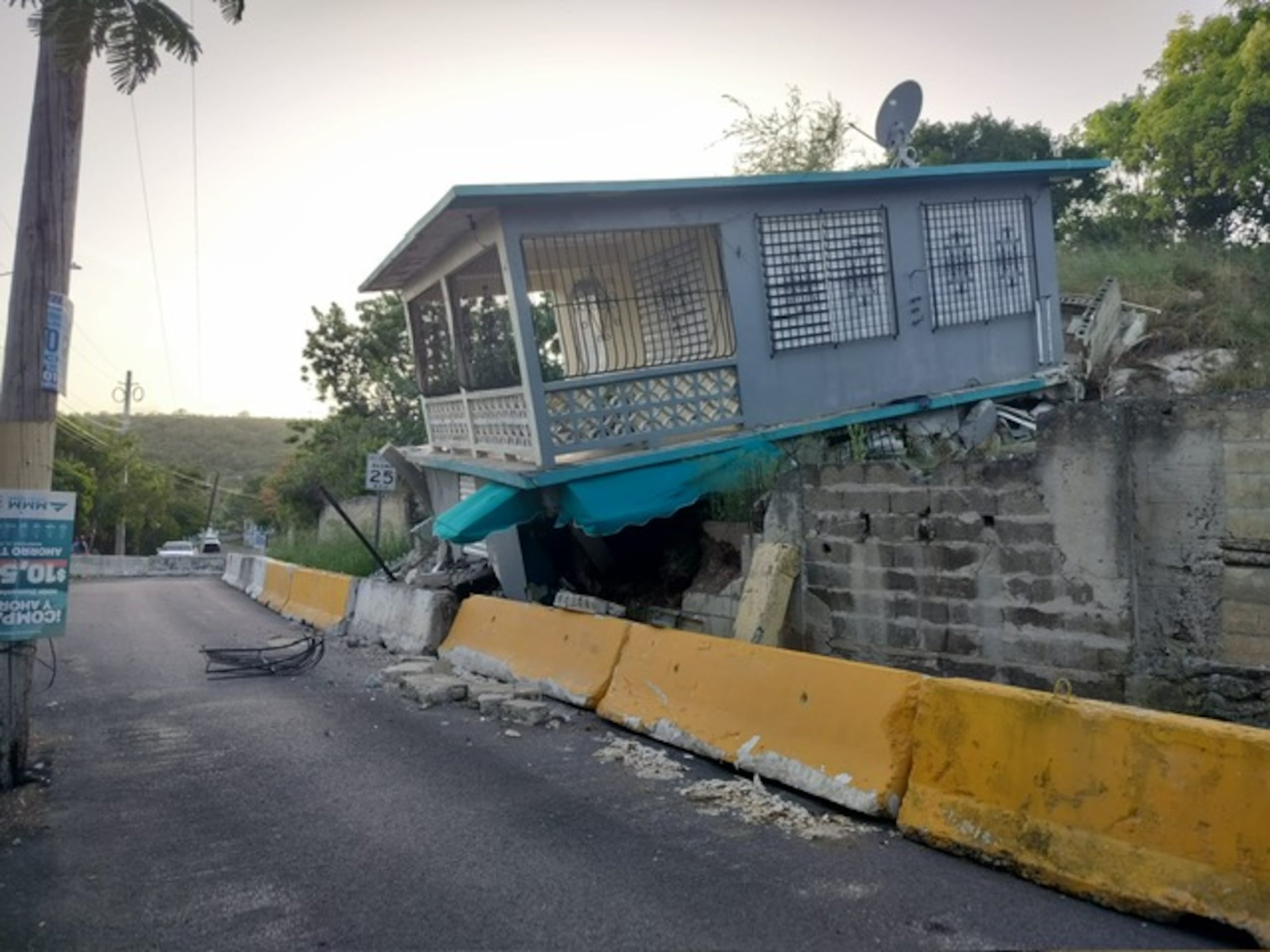 La isla intenta recuperarse de múltiples desastres, con aproximadamente el 30% de los proyectos aún pendientes.