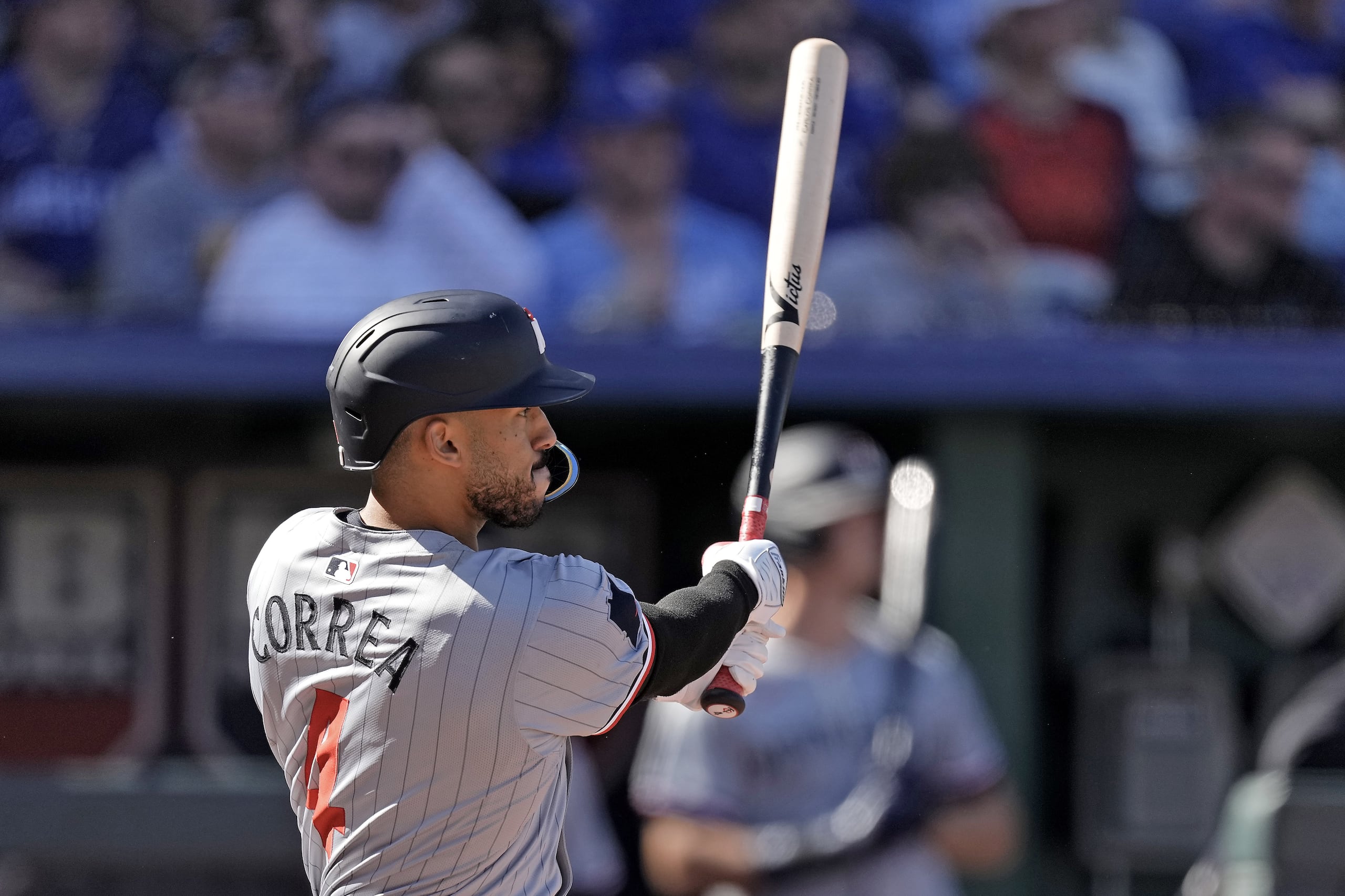 Carlos Correa observa un doble remolcador contra los Royals de Kansas City,