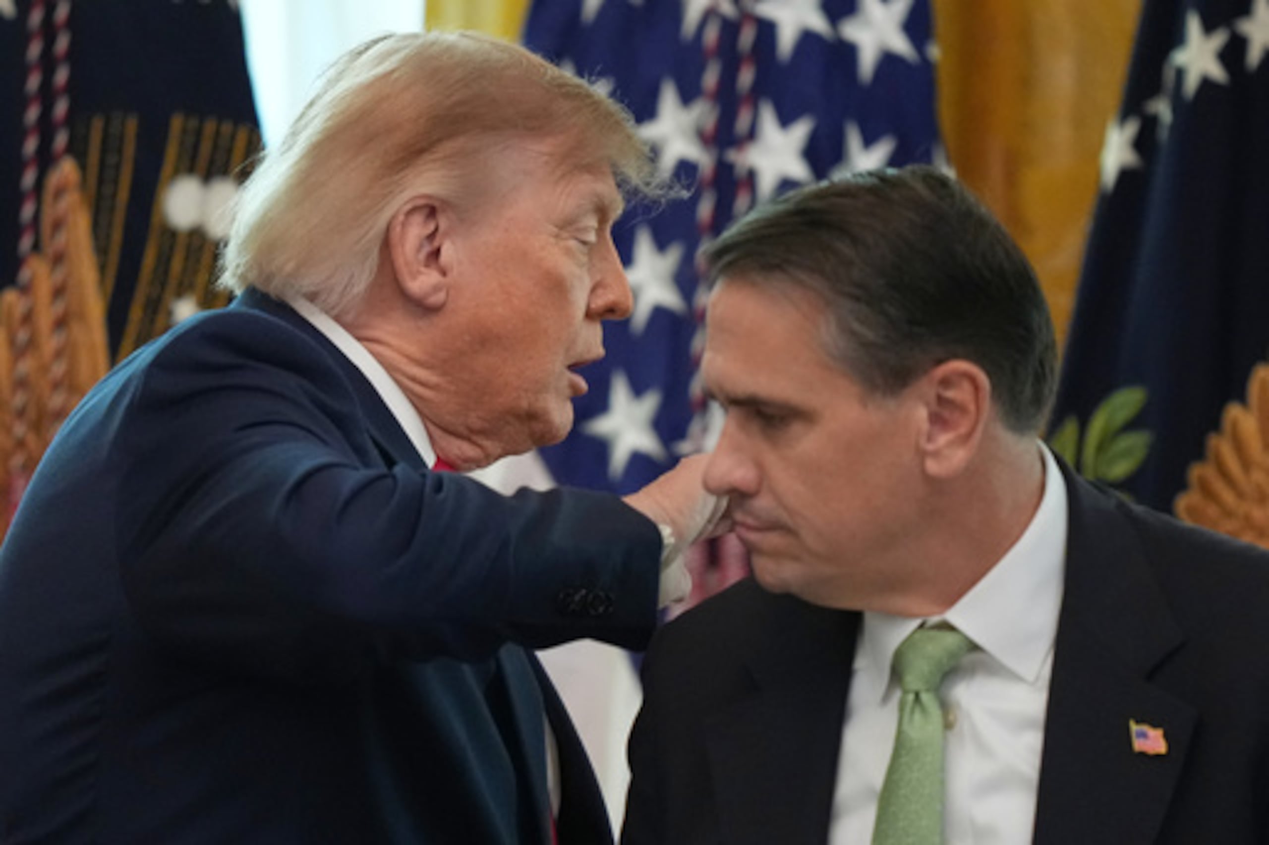 El presidente Donald Trump pasa junto al fiscal general Todd Blanche tras intervenir en una mesa redonda celebrada en el Salón Este de la Casa Blanca, el miércoles 21 de octubre de 2026, en Washington. (Foto AP/Alex Brandon)