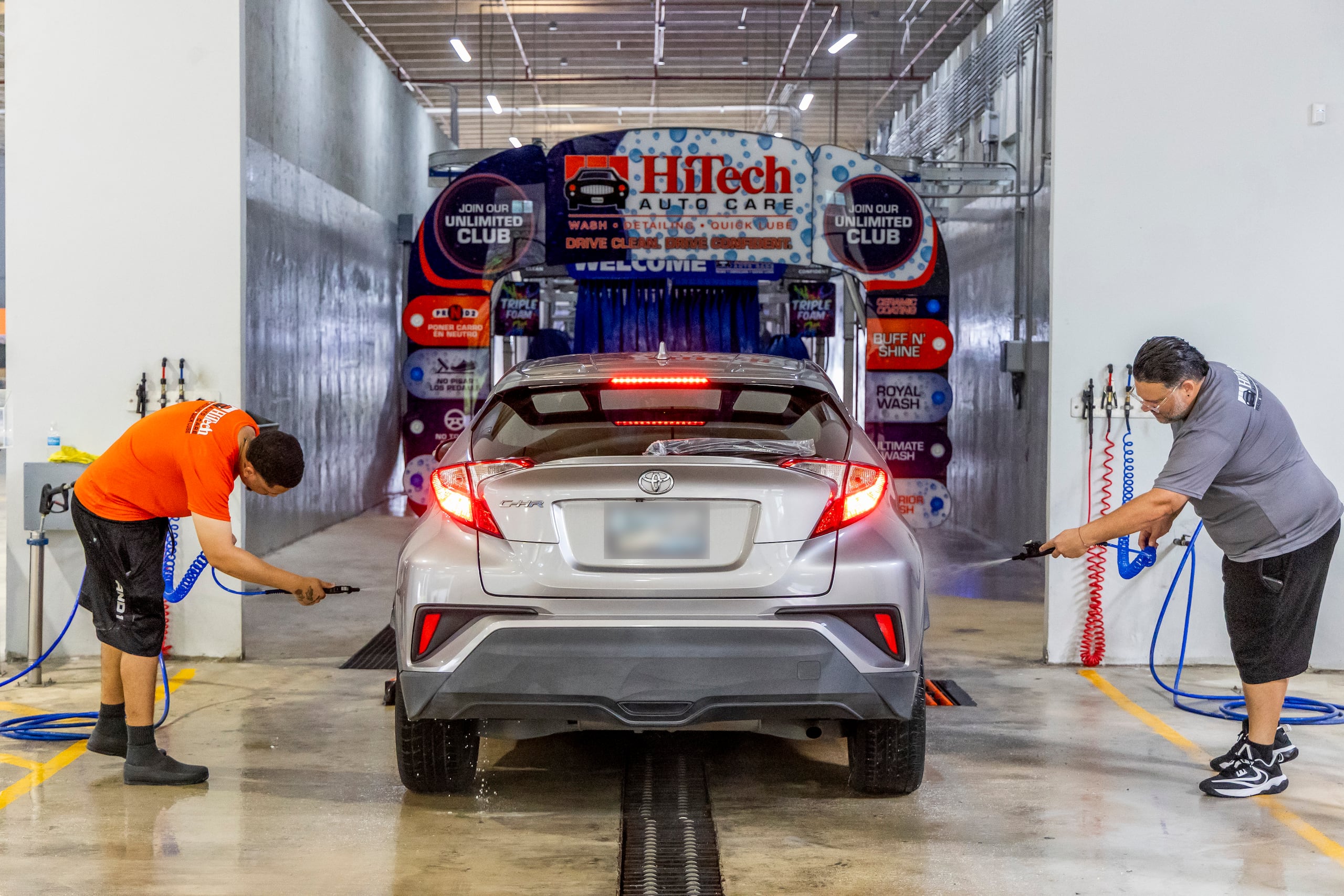 La entrada a este túnel de lavado permite limpiar con precisión los aros, las gomas y el guardalodo.