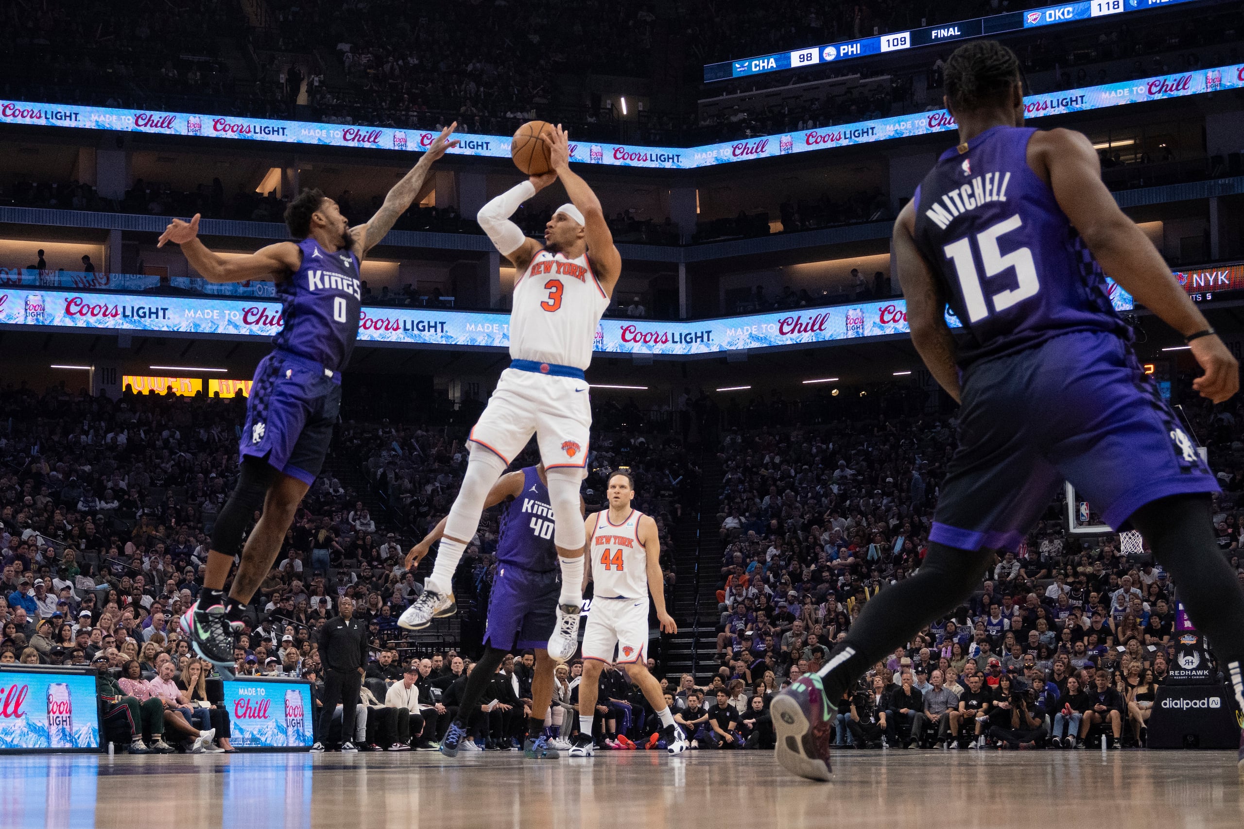 El base de los Knicks de Nueva York Josh Hart lanza el balón sobre el base de los Kings de Sacrament Malik Monk en el encuentro de la NBA del sábado 16 de marzo del 2024. (AP Foto/José Luis Villegas)