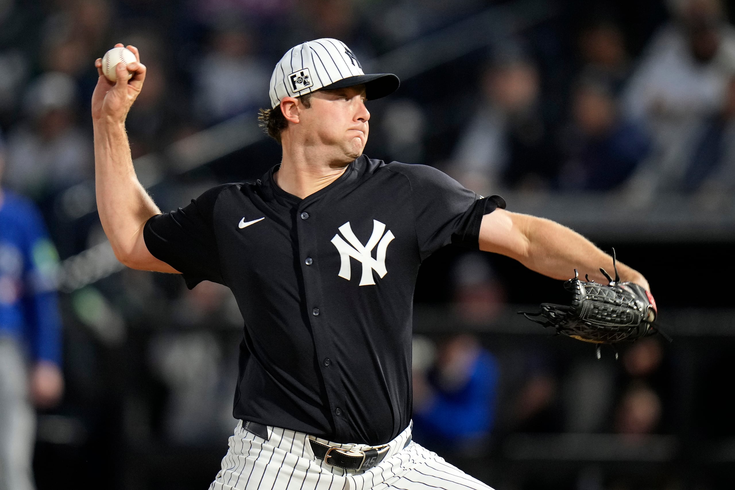Gerrit Cole, de los Yankees de Nueva York, lanza en un juego contra los Blue Jays de Toront durante los campos primaverales.