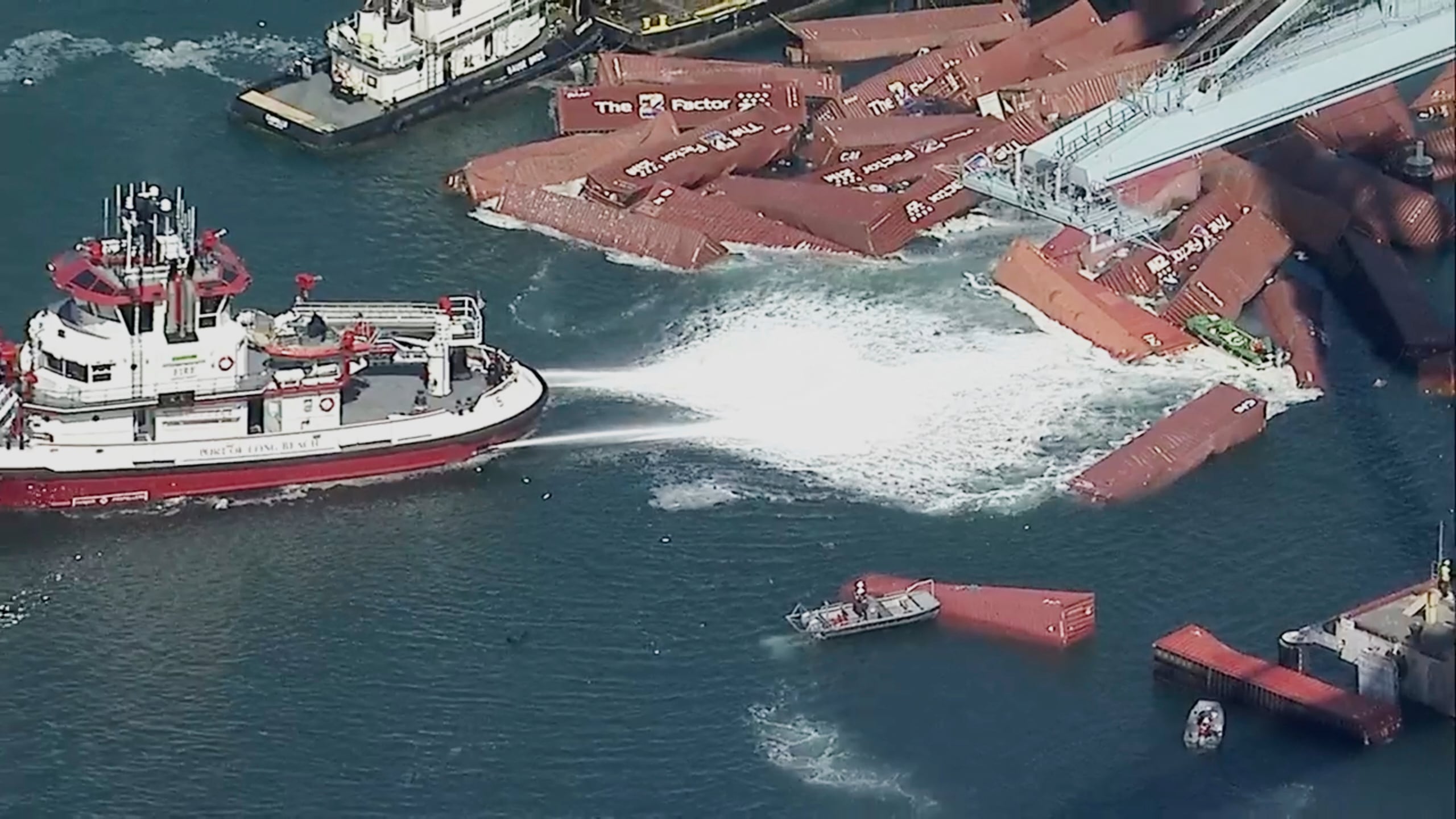 La terminal de contenedores del muelle G, una de las seis del puerto, detuvo temporalmente la descarga y carga de buques mientras las autoridades trabajaban para asegurar los contenedores.