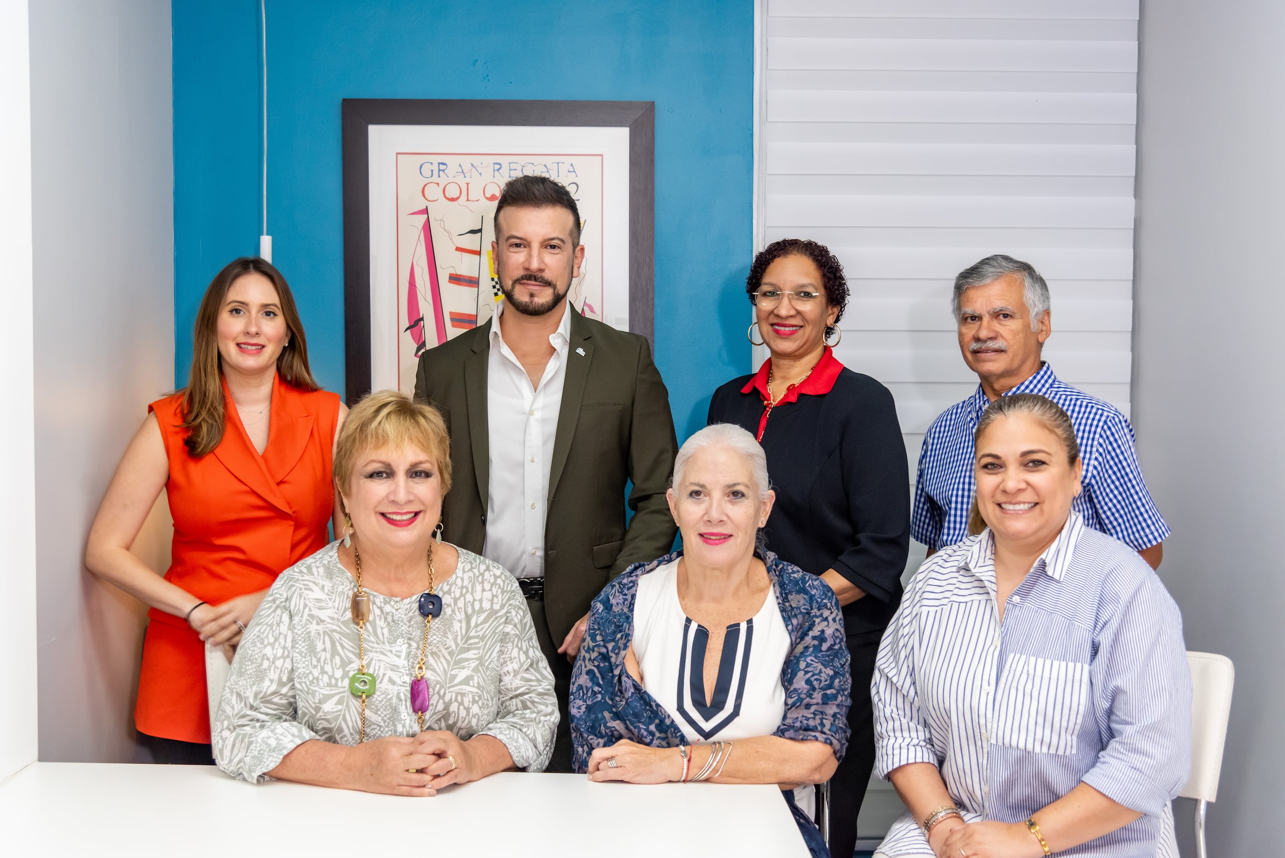 De izquierda a derecha en la parte de atrás: Dra. Paloma Alejandro Silva, Dr. Oscar Soto-Raíces, Dra. Vilmania Mambrú Tavarez, Dr. Ramón Ortega Colón. Al frente en el mismo orden: Griselle Lugo, Marta González Alonso, y Lcda. Wigna Cruz Ramos.