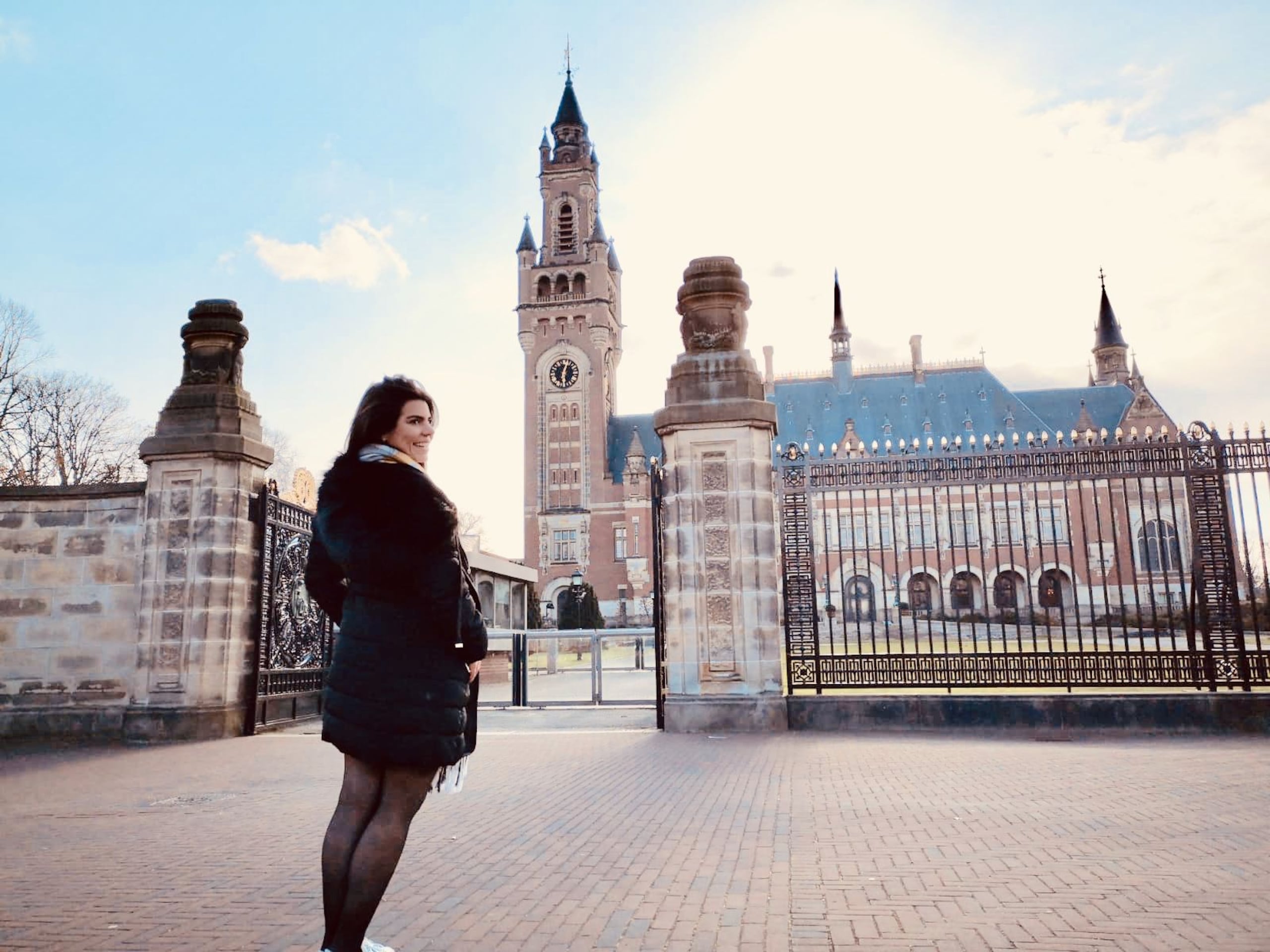 Cristina Sánchez Cosme frente al Palacio de la Paz, en La Haya, Holanda.