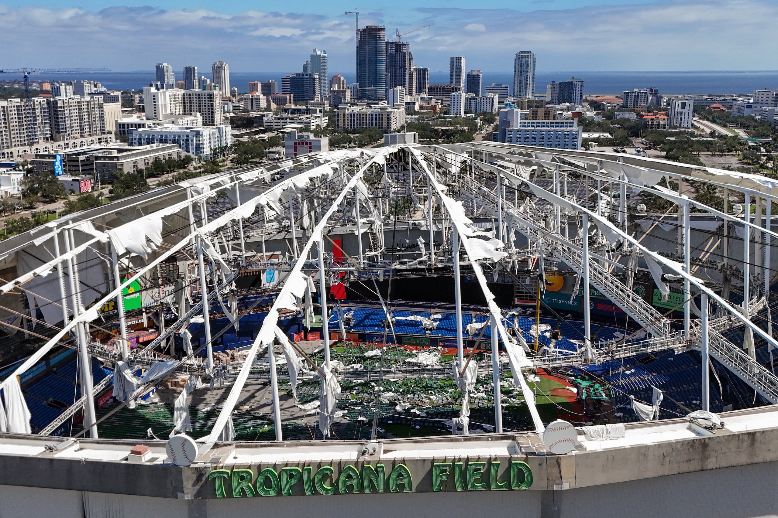 El techo destrozado del estadio Tropicana Field tras ser impactado por el paso del huracán Milton, el jueves 10 de octubre de 2024, en St. Petersburg, Florida.