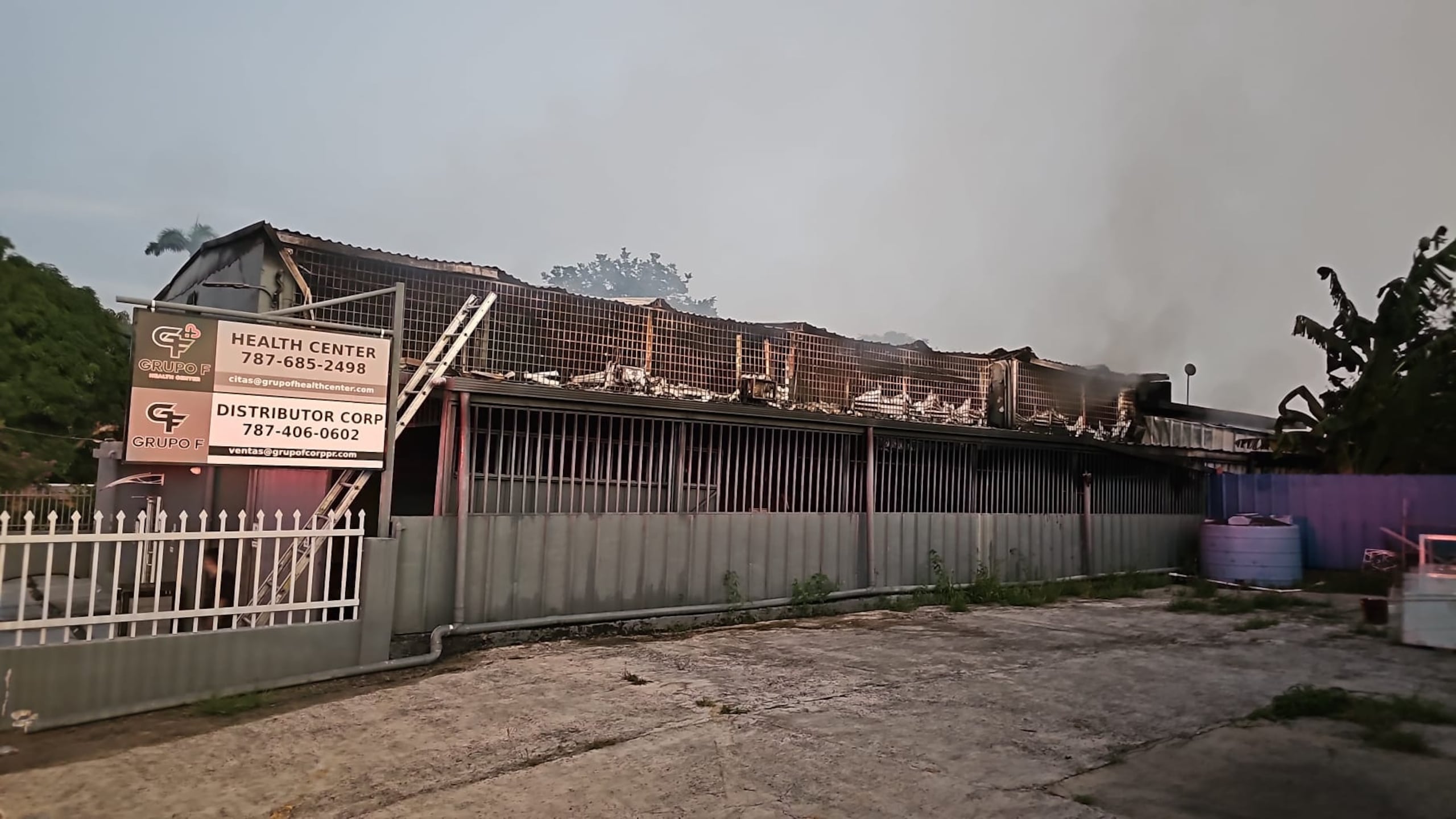 El almacén que se incendió durante la mañana de hoy ubica en la Urbanización Villa Esperanza, en Caguas.