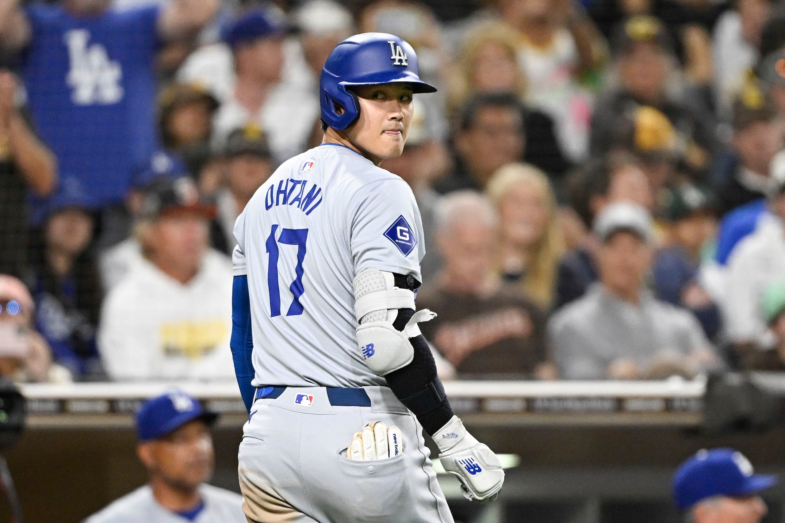 El japonés Shohei Ohtani, bateador designado de los Dodgers de Los Ángeles, vuelve a la cueva luego de poncharse en el juego del martes 30 de julio de 2024.