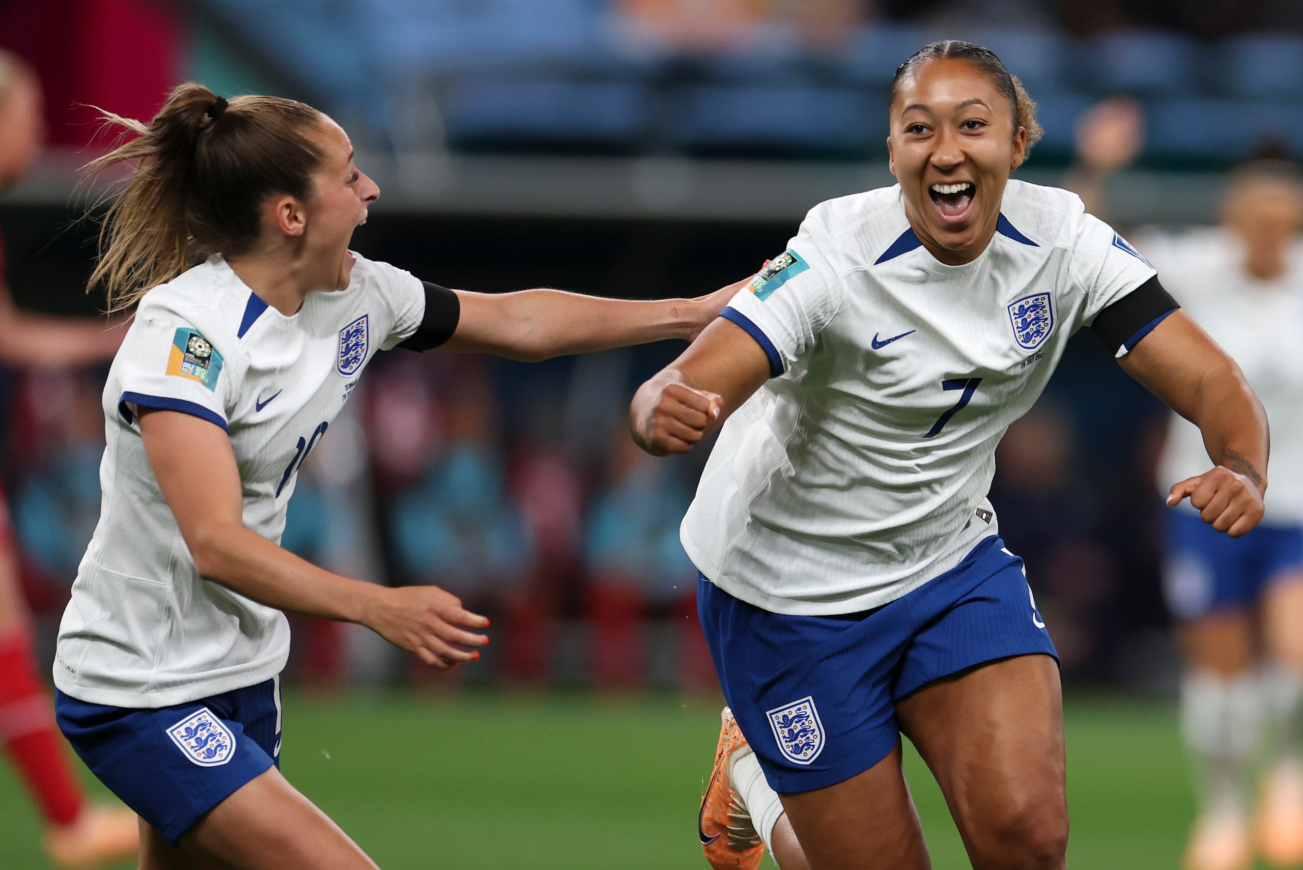 La inglesa Lauren James celebra el gol en la primera mitad junto a su compañera Ella Toon en el encuentro ante Dinamarca del Grupo D de la Copa Mundial femenina de fútbol.
