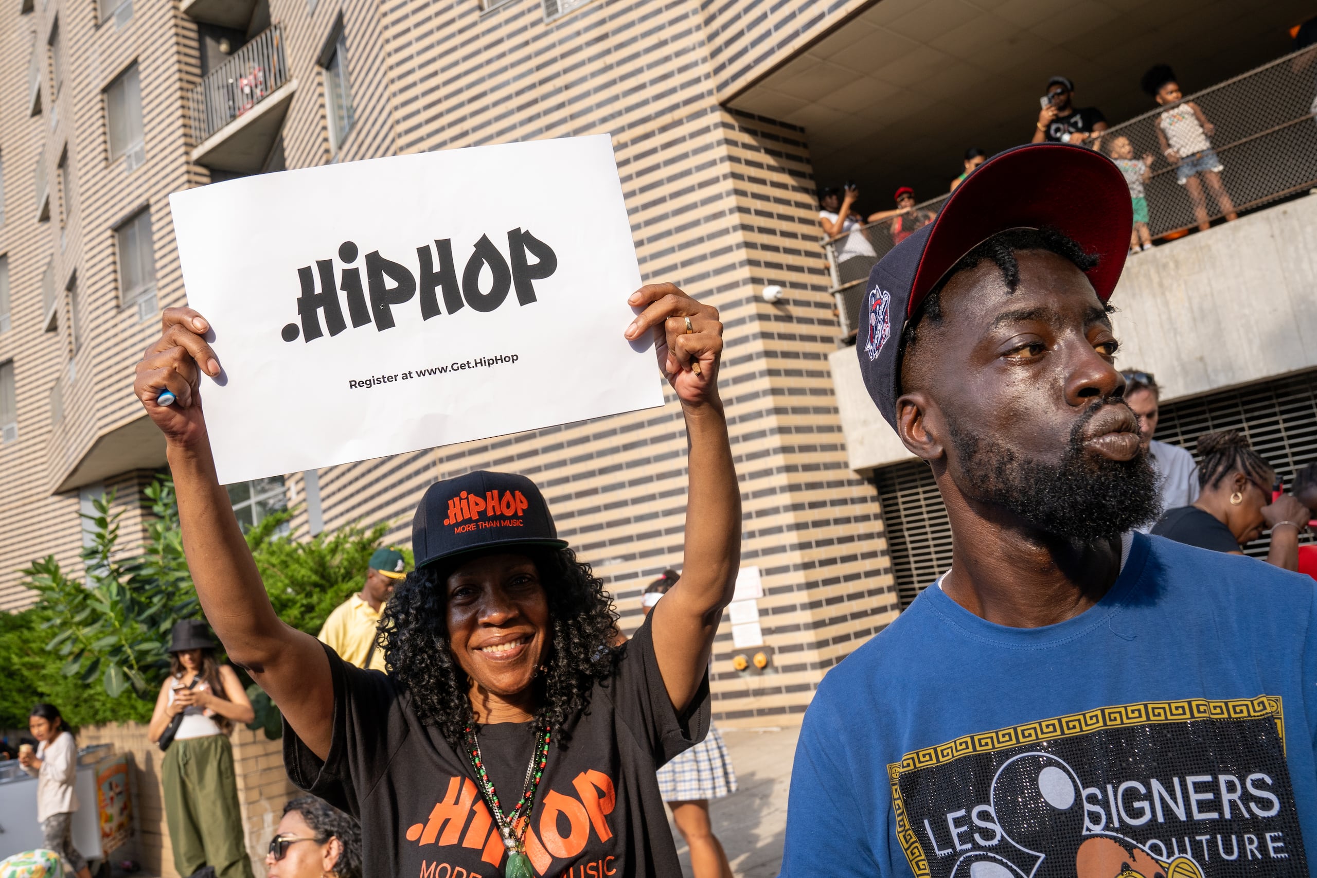Varias personas participan en el Festival de Hip-Hop este 12 de agosto de 2023, en la calle 1520 Sedgwick, donde se inició la cultura con motivo a los 50 años del Hip-Hop, en Nueva York (EE.UU.). EFE/ Ángel Colmenares