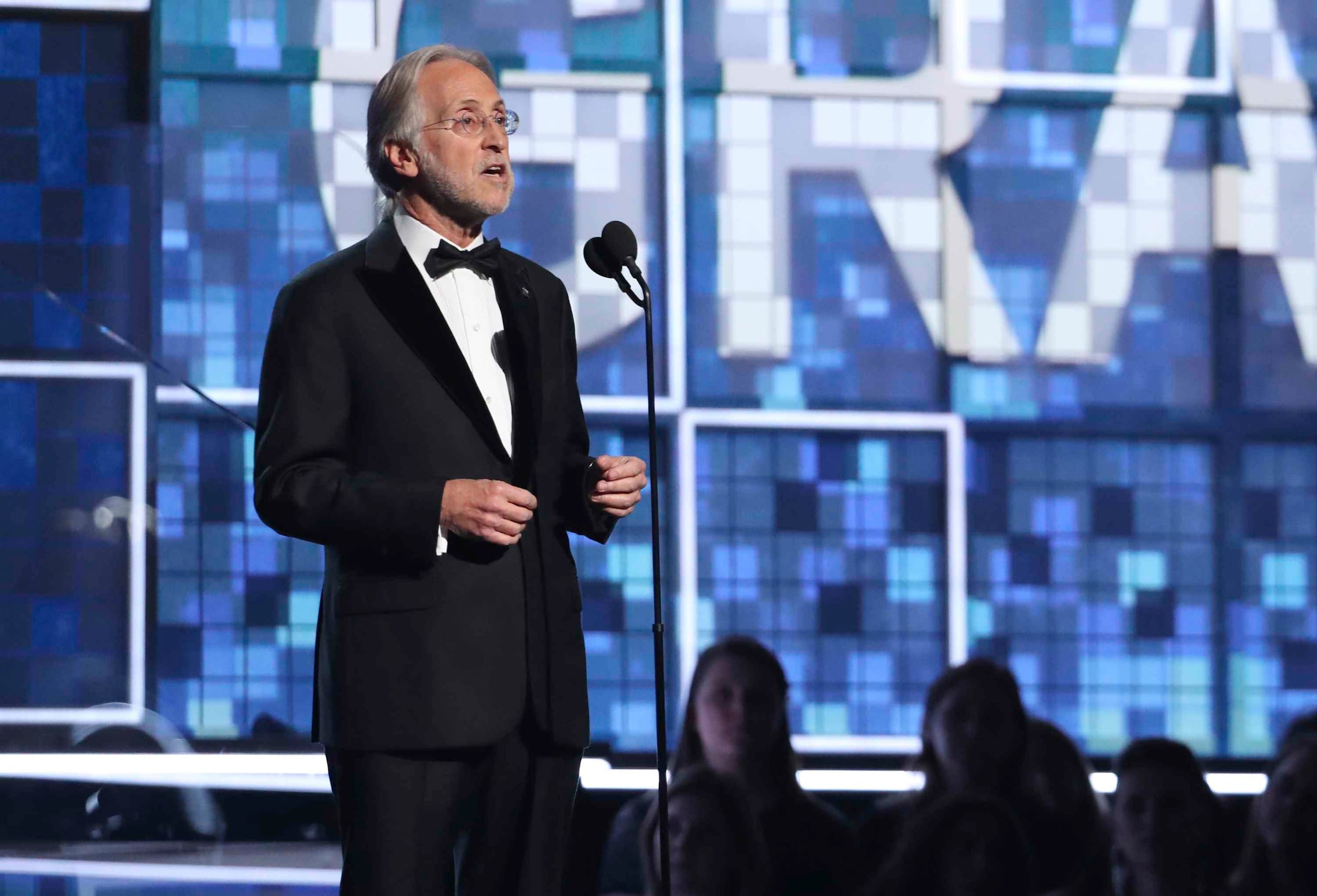 El presidente y director ejecutivo de la Academia de la Grabación, Neil Portnow, presentó el segmento In Memoriam durante la entrega anual de los premios Grammy.