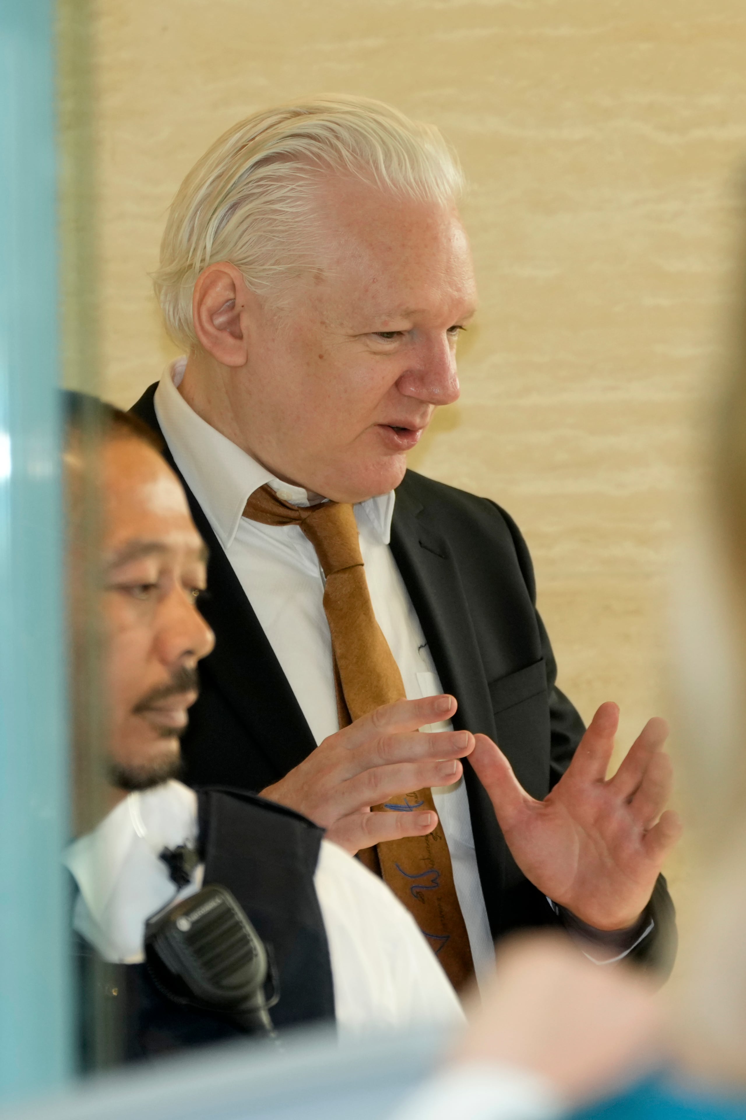 El fundador de WikiLeaks Julian Assange gesticula a su llegada a una corte federal estadounidense en las Islas Marianas del Norte el miércoles 26 de junio de 2024. (AP Foto/Eugene Hoshiko)