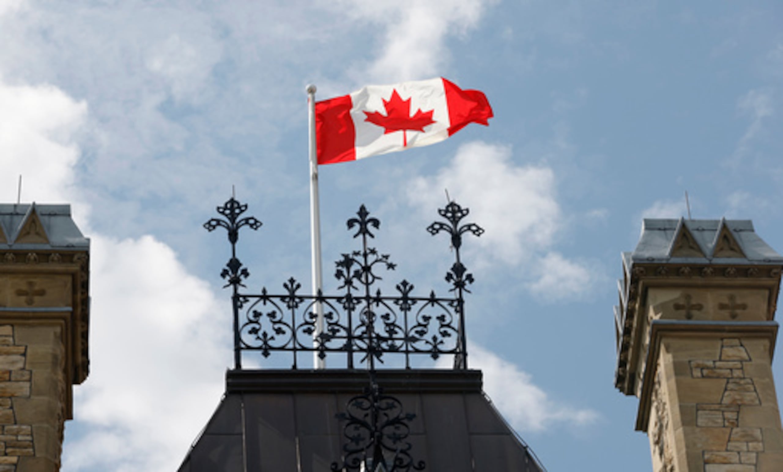 Una bandera canadiense ondea en la Colina del Parlamento, en Ottawa, el sábado 22 de agosto de 2026. (Patrick Doyle/The Canadian Press vía AP)