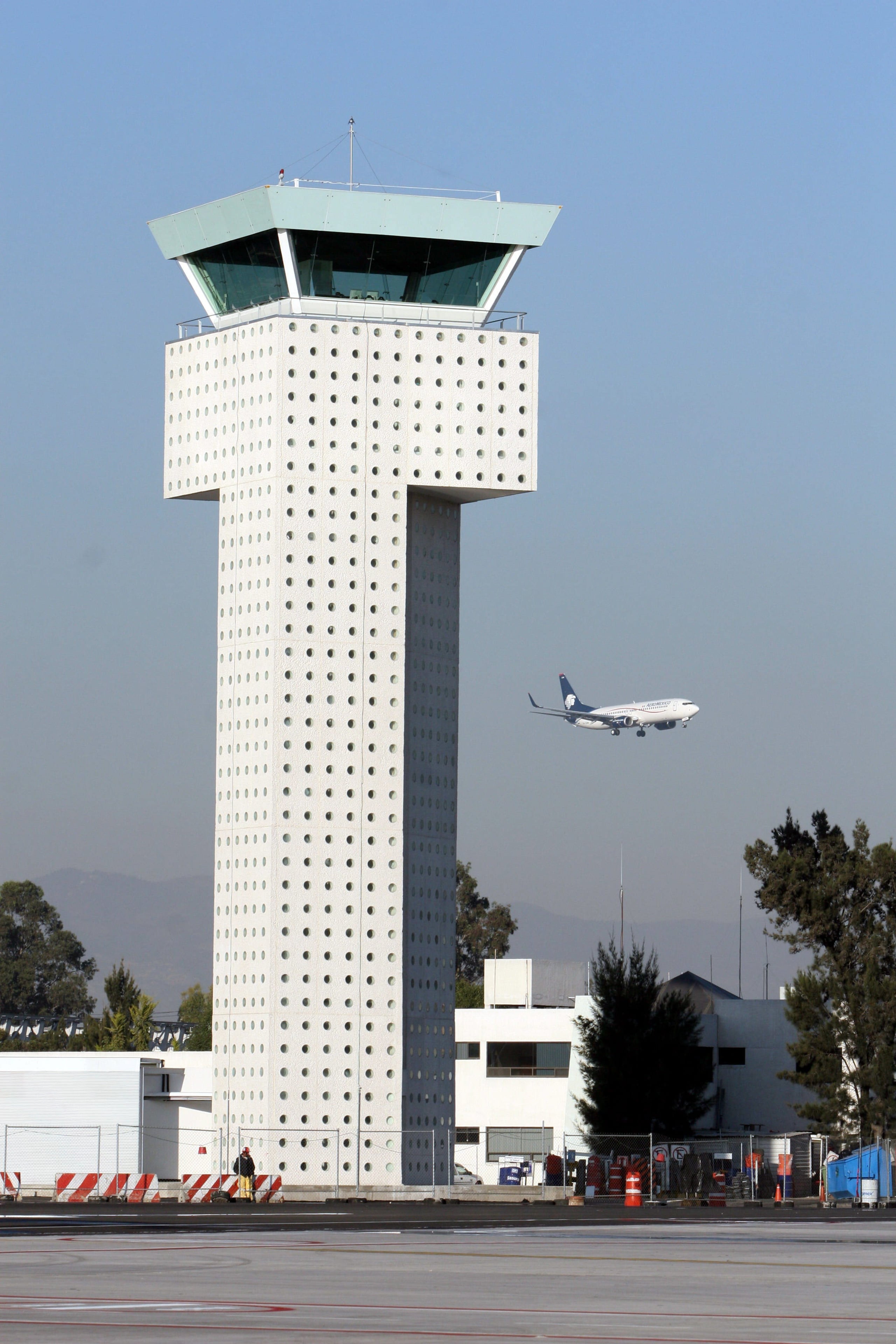 Fotografía de archivo de una vista de la torre de control de la terminal dos del Aeropuerto de la capital mexicana. EFE/Jorge Gutiérrez